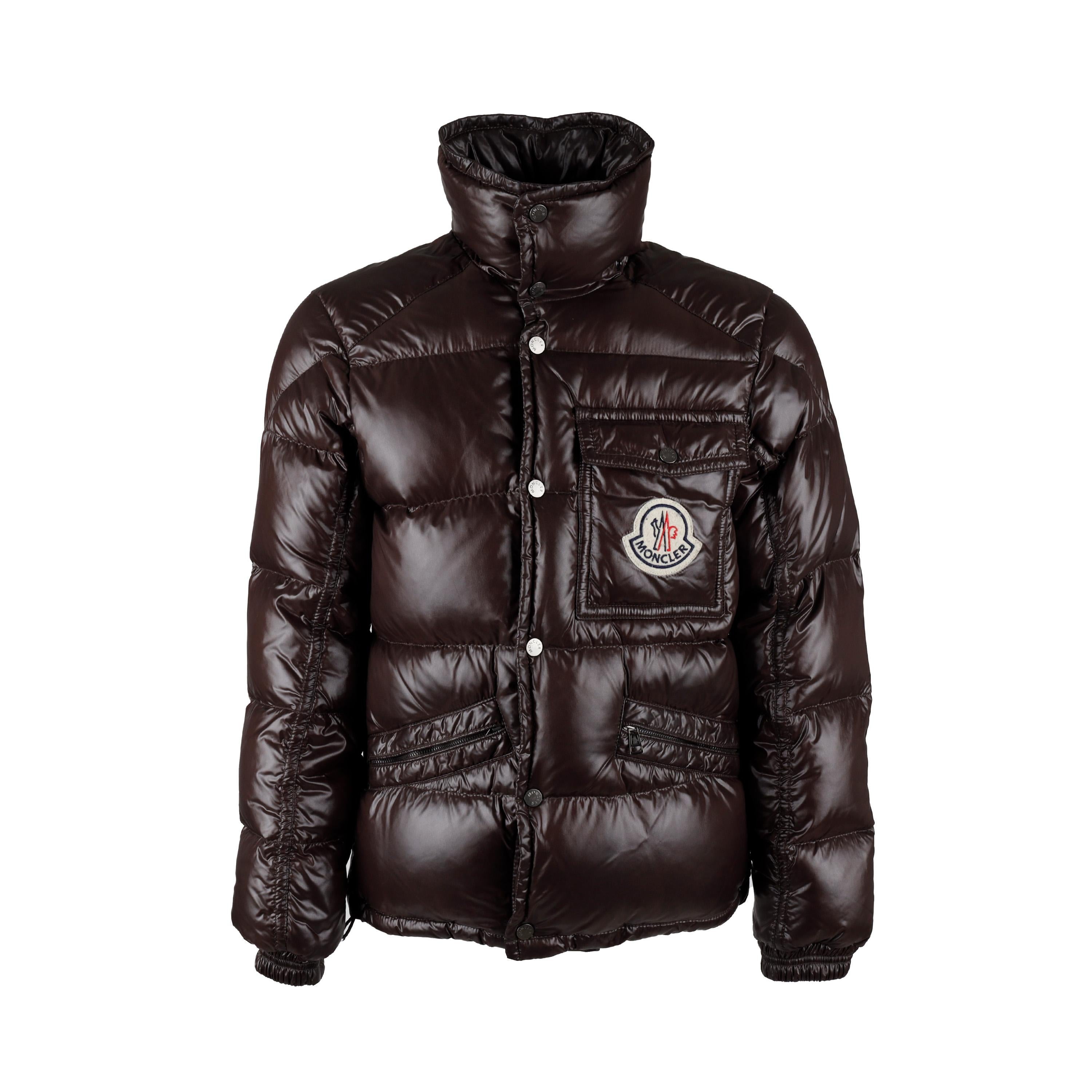 Découvrez le look emblématique de Moncler avec cette doudoune K2 marron foncé brillant. Remplie de duvet pour une isolation supérieure dans les climats froids, la veste est dotée d'une double fermeture à boutons-pression, de deux poches extérieures