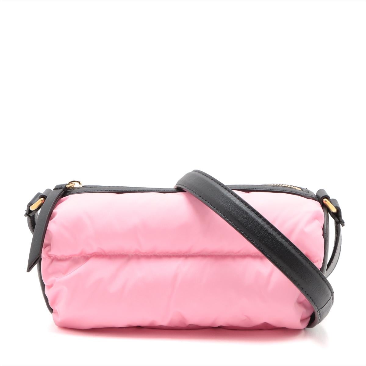 La bandolera Moncler Keoni de nylon y piel en rosa x negro es un accesorio atrevido y funcional diseñado para los estilos de vida modernos. Fabricada en nailon resistente con elegantes detalles de piel, presenta una base de color rosa vibrante con