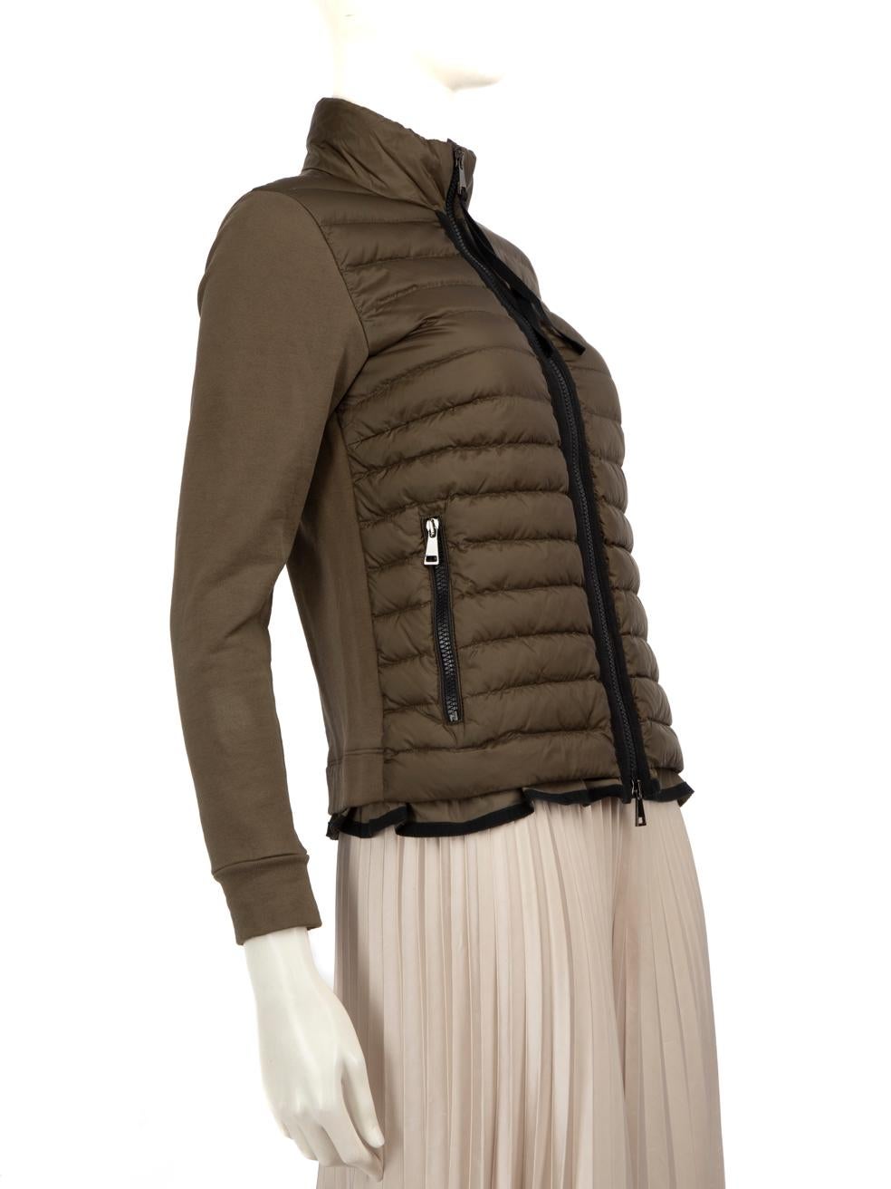 CONDIZIONE: molto buona. L'usura del cappotto è minima. Leggeri graffi su tutto l'hardware di questo articolo Moncler usato e rivenduto.

Dettagli


Maglia cardigan

Cachi

Dettaglio della giacca a vento

Dettaglio logo sulla manica

2x Tasche