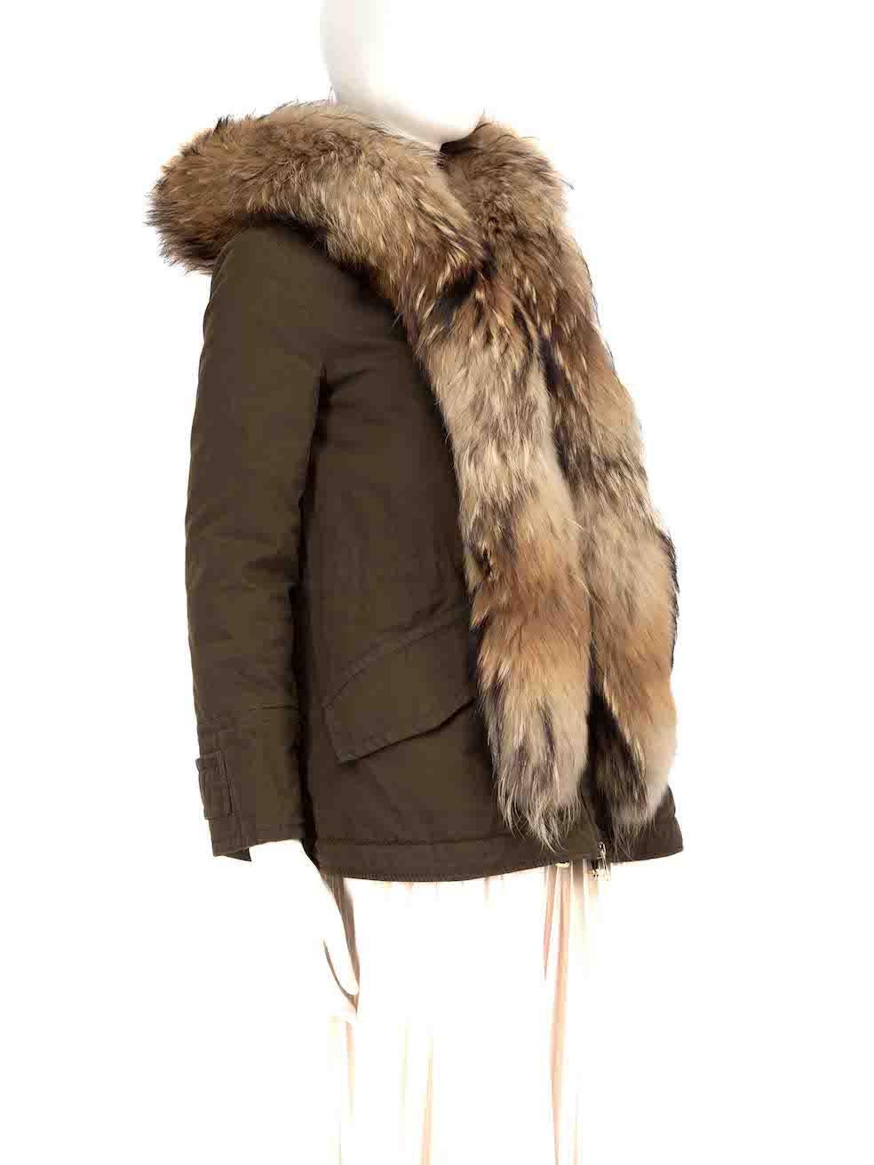 CONDITION is Very good. Minimal wear to the coat is evident. There is light discolouration to the brand label and the patch on the front bottom-left lining on this used Moncler designer resale item.
 
 
 
 Details
 
 
 Khaki
 
 Cotton
 
 Parka coat
