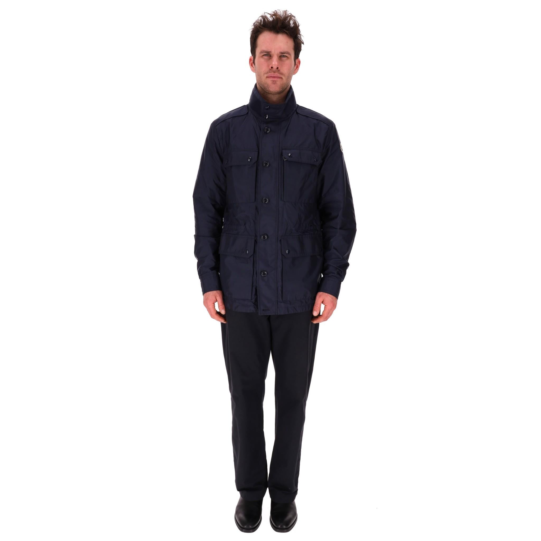 Chaqueta de campo repelente al agua Moncler Lez

Chaqueta azul marino confeccionada en nailon repelente al agua y diseñada con un parche con el logotipo de la firma en la manga.

Con capucha extraíble con borde elástico, cuatro bolsillos de parche