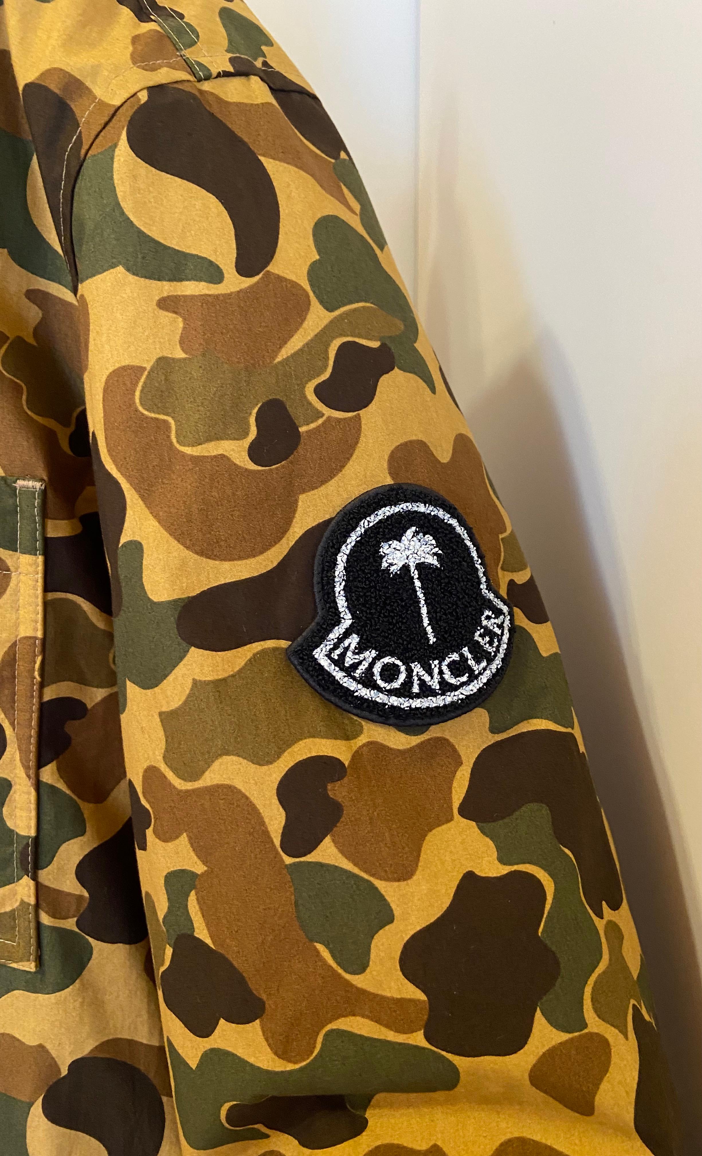 Moncler Limited Edition Camouflage Palm Angels Flare Mantel mit Schnappverschluss   (Braun) im Angebot