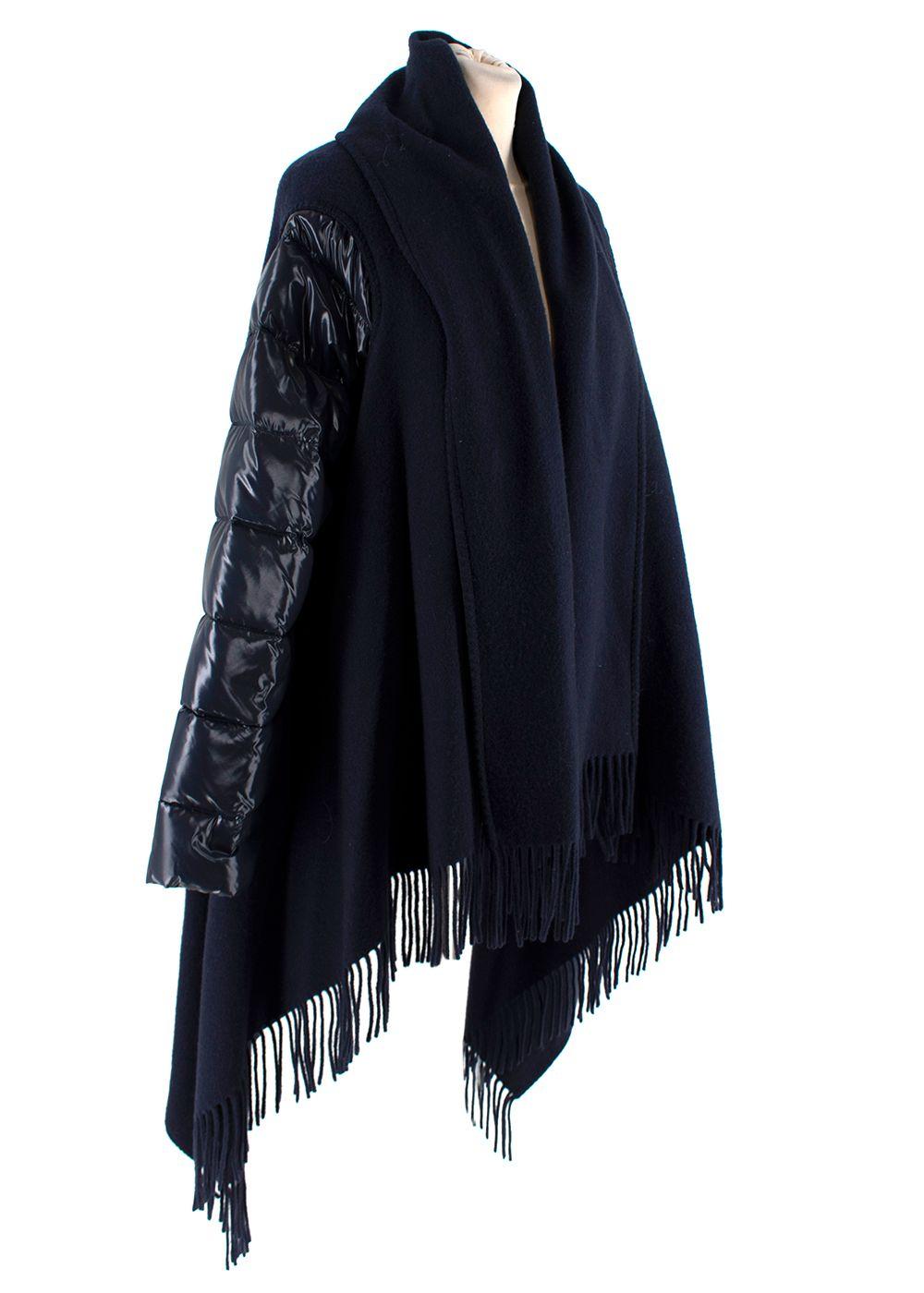 Moncler Mantella Marineblaue Kap-Pufferjacke

- Cape aus weicher Wolle mit Puffärmeln 
- Fransen am Rand des Umhangs 
- Mittelschwerer, locker geschnittener Body mit leicht geschnittenen Ärmeln
- Kleine Tasche am Arm mit Druckknopfverschluss 
-