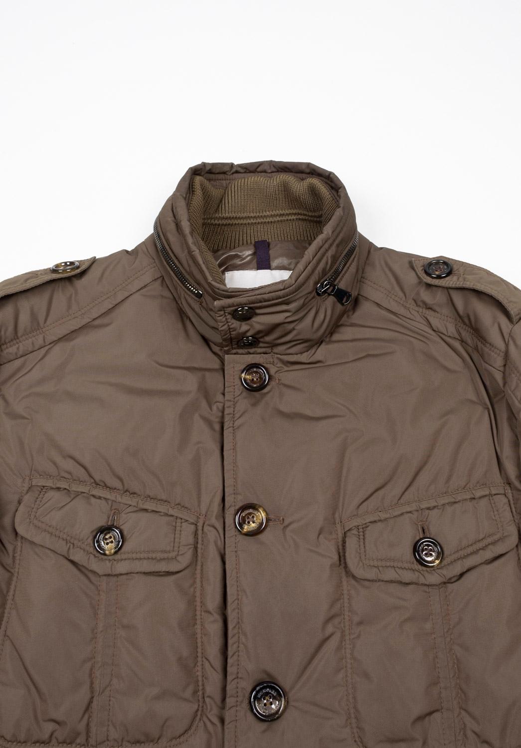 Controlla le mie altre inserzioni. Ho molti altri abiti firmati in vendita. Aperto a qualsiasi offerta.
L'articolo in vendita è 100% autentico Moncler Field Down Padded Men Jacket, S1253, Se2
Colore: marrone
(Il colore effettivo può variare
