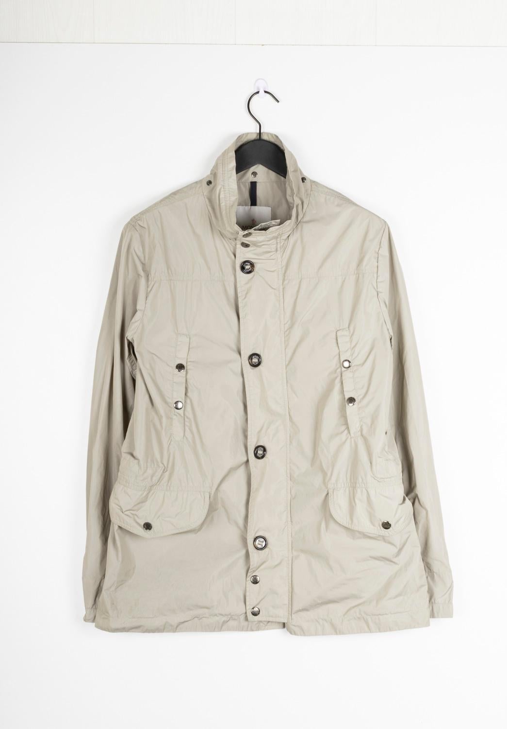 100% autentico Moncler Lecrelc Uomo Giacca, S1346, SHE9,
Colore: sabbia
(Il colore effettivo può variare leggermente a causa dell'interpretazione dello schermo del computer).
Materiale: 77% poliestere, 23% poliammide
Taglia dell'etichetta: 5 corse