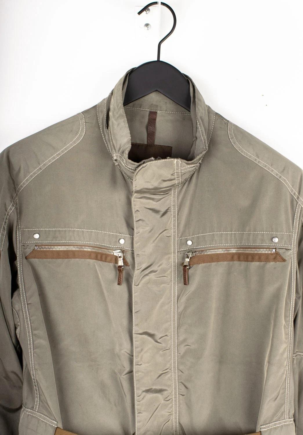 Item for sale is 100% genuine Moncler Detailed Men Jacket with removable belt, VINU0
Color: grey
(An actual color may a bit vary due to individual computer screen interpretation)
Material: 90% polyamide, 10% polyurethane
Tag size: 3/L
This jacket is