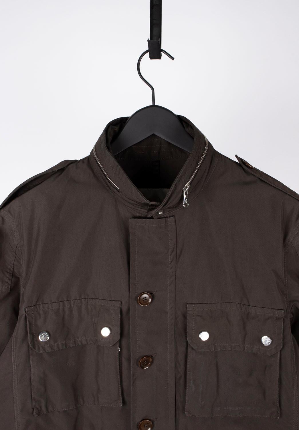 Controlla le mie altre inserzioni. Ho molti altri abiti firmati in vendita. Aperto a qualsiasi offerta.
L'articolo in vendita è una giacca Moncler da uomo, S1098, SHE5, autentica al 100%.
Colore: marrone
(Il colore effettivo può variare leggermente