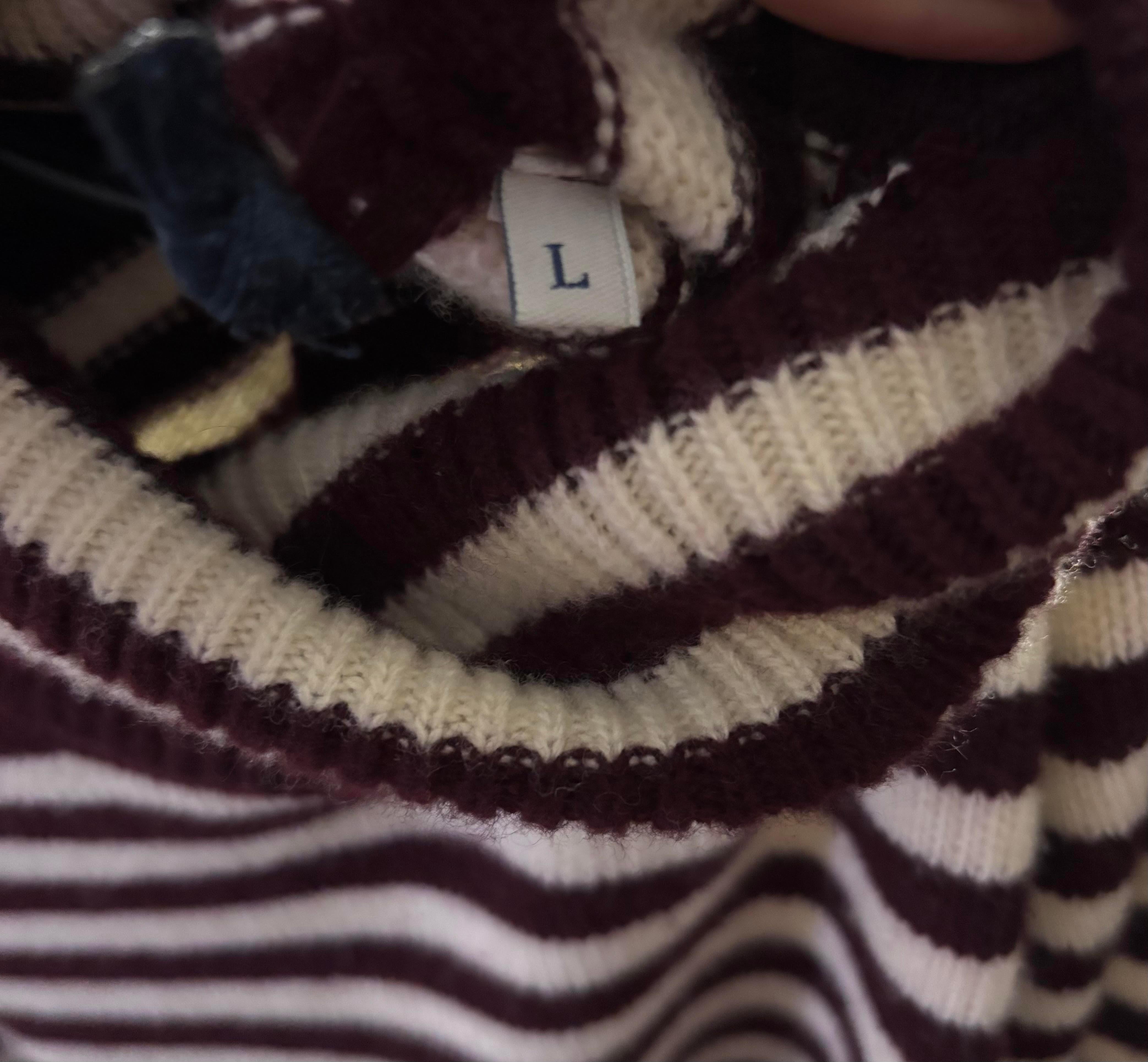 Consultez mes autres annonces. A beaucoup d'autres vêtements de marque à vendre. Ouvert à toutes les offres.
L'article mis en vente est 100% authentique Moncler Turtleneck Striped Men Sweater, S1696, KE9
Couleur : bordo/crème
(La couleur réelle peut