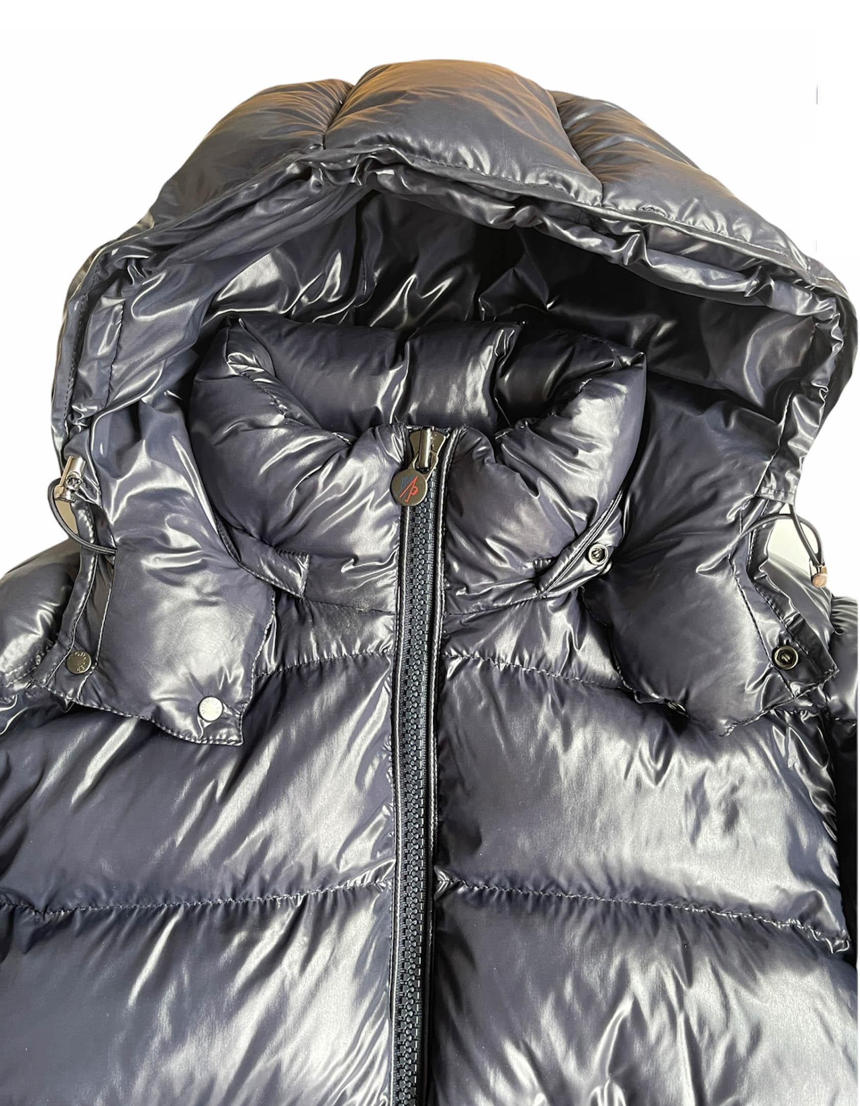 Moncler Men's Night Blue Down Maya Puffer Jacket sz 2/US Medium rt. $1, 475 In Excellent Condition In New York, NY