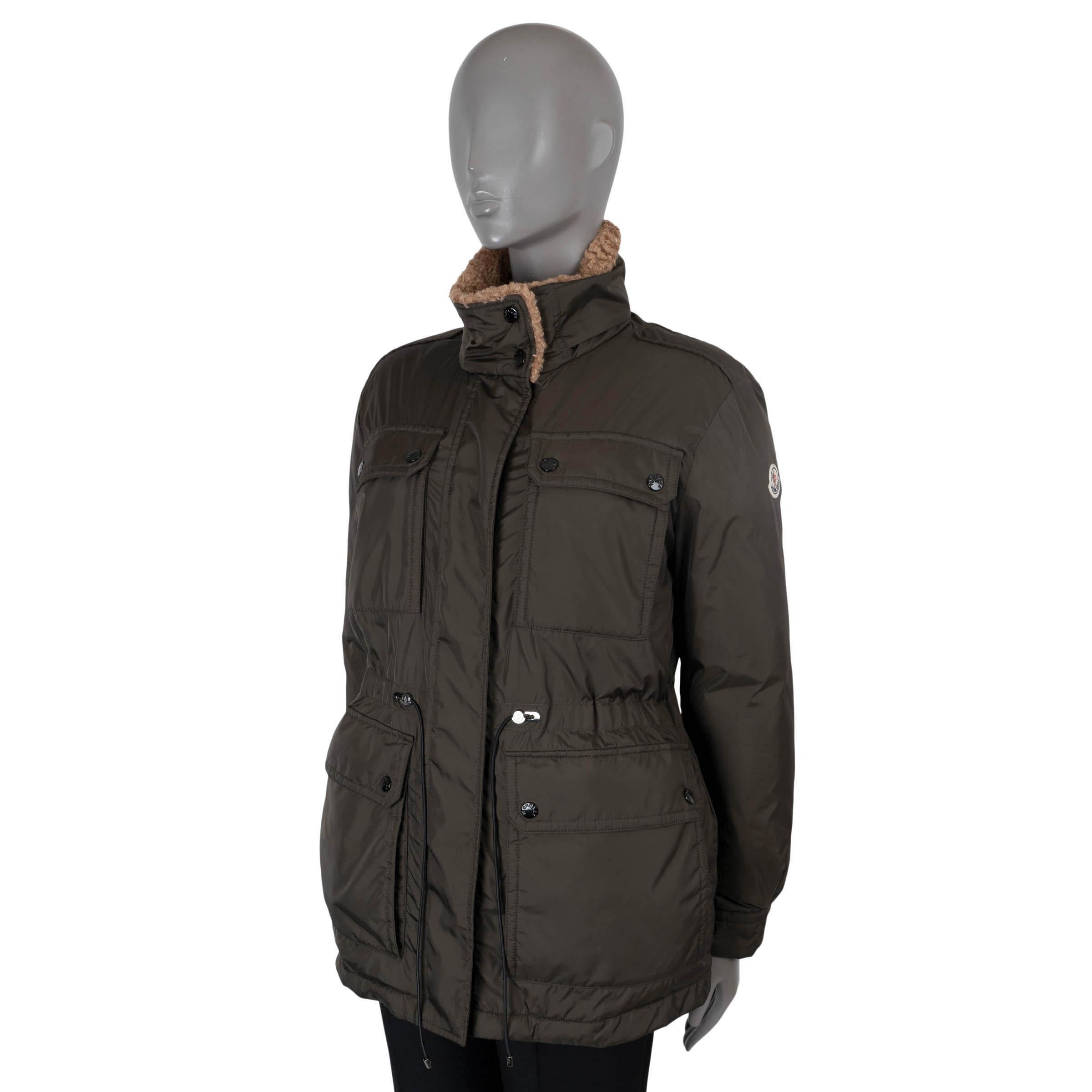 100% authentique Moncler Brutet puffer jacket in  polyamide déperlant vert militaire (100%). Il est doté de quatre poches à rabat sur le devant, d'un cordon de serrage à la taille, d'un logo sur la manche et d'une doublure en faux shearling marron