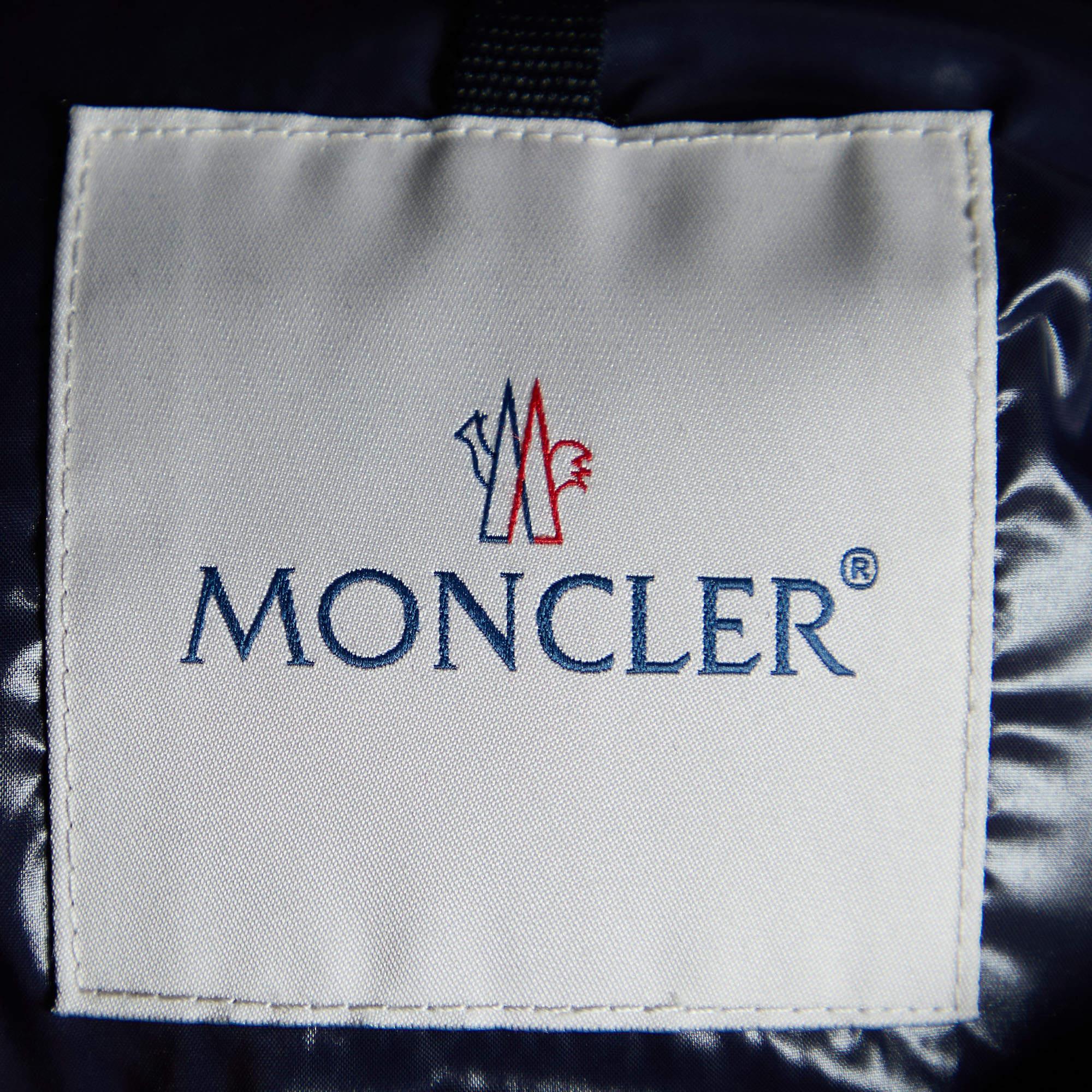 Moncler Navy Blue Nylon & Velvet Puffer Jacket M In Excellent Condition For Sale In Dubai, Al Qouz 2