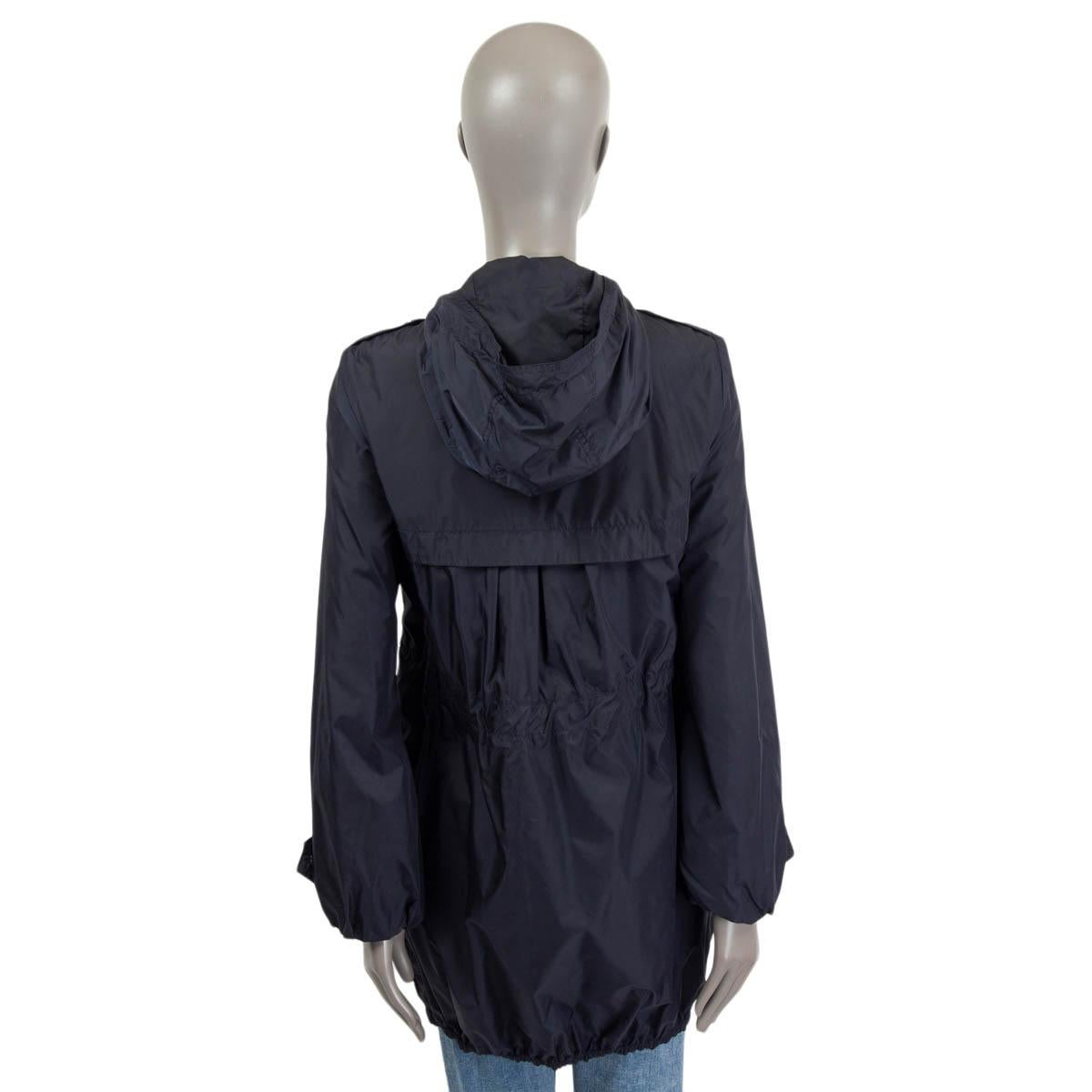 Nero MONCLER Giacca a vento con cappuccio in poliammide blu navy 2 M in vendita
