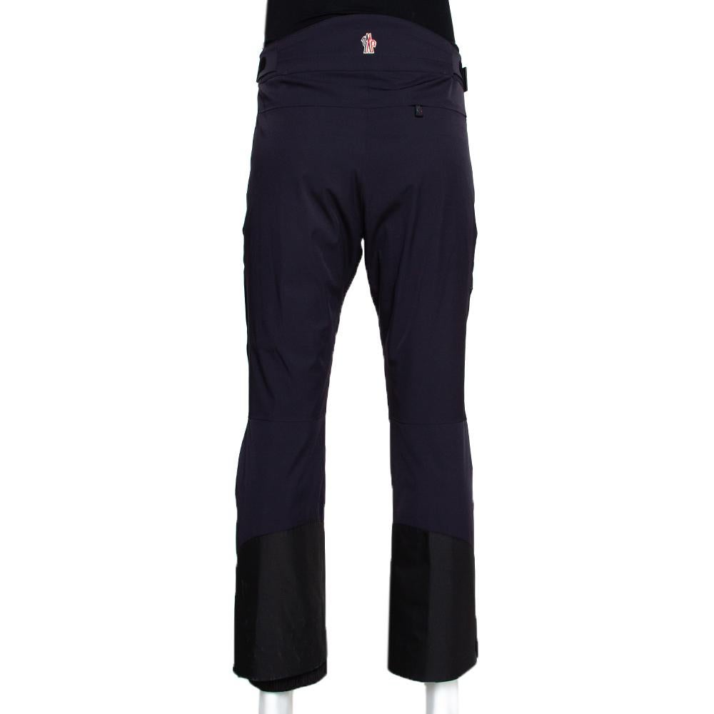 A stylish pair of trousers from Moncler to offer you both comfort and high style. This pair of loose-fit trousers in navy blue features side pockets, a back pocket, the logo on the back, concealed front fastening and a wide leg.


