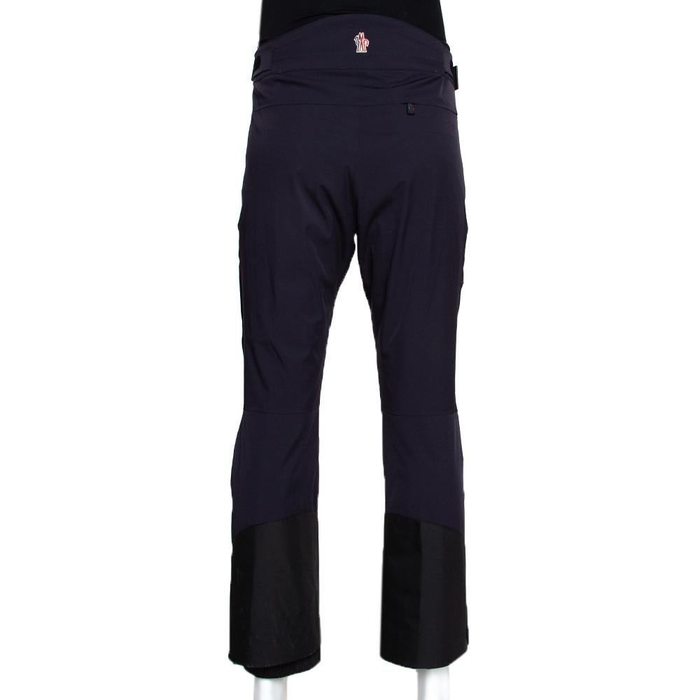 Un paio di pantaloni alla moda di Moncler per offrirti comfort e stile. Questo paio di pantaloni larghi in blu navy presenta tasche laterali, una tasca posteriore, il logo sul retro, una chiusura frontale nascosta e una gamba larga.

