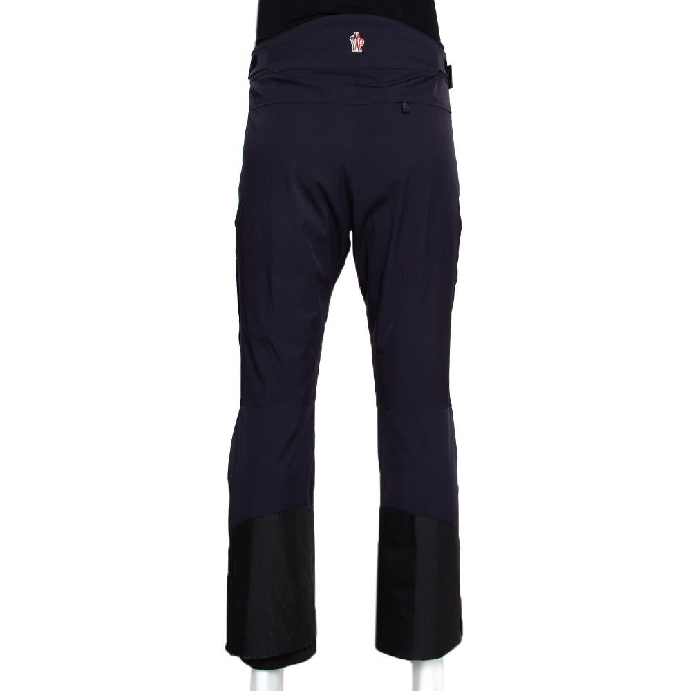 Eine stilvolle Hose von Moncler, die Ihnen sowohl Komfort als auch einen hohen Stil bietet. Diese marineblaue, locker sitzende Hose hat Seitentaschen, eine Gesäßtasche, das Logo auf der Rückseite, einen verdeckten Verschluss und ein weites Bein.

