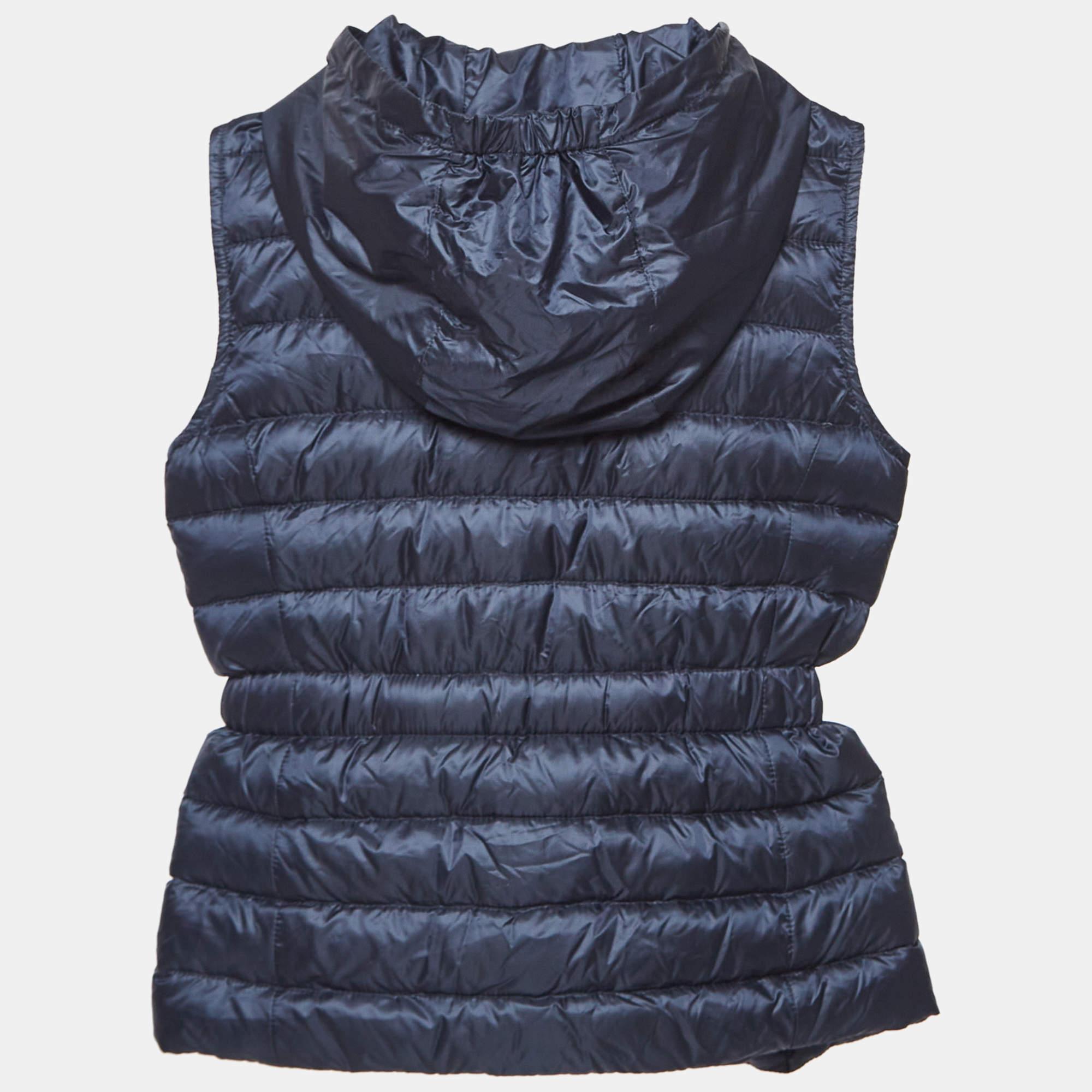 Tailored with care this Moncler quilted down jacket for kids by Moncler is perfect for all day wear. Can be styled with shorts as well as pants.