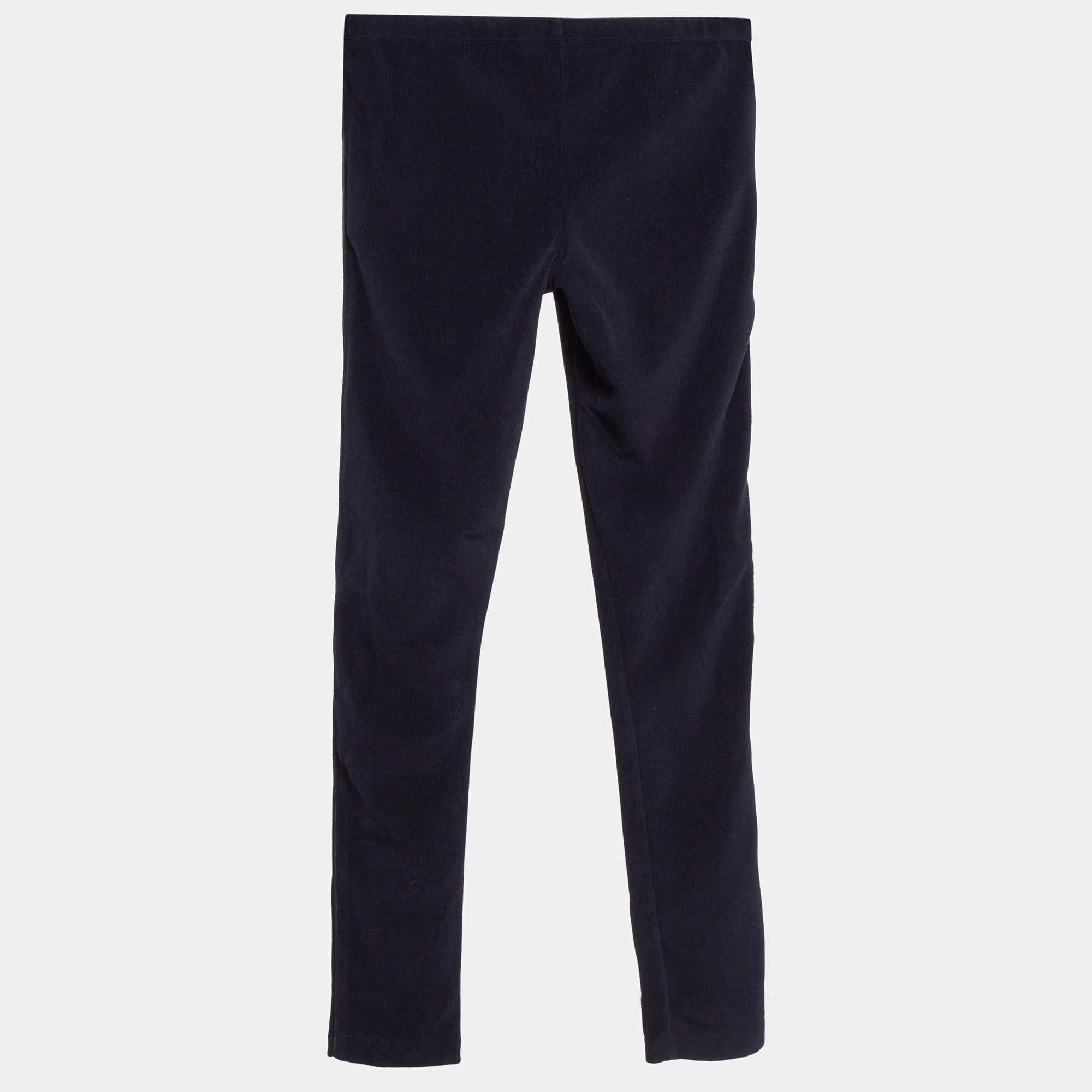 Eleva lo stile del tuo bambino con questi leggings Moncler realizzati con cura e comfort. Realizzati in maglia di velluto, i leggings offrono una sensazione di lusso e garantiscono una lunga durata per ogni avventura.