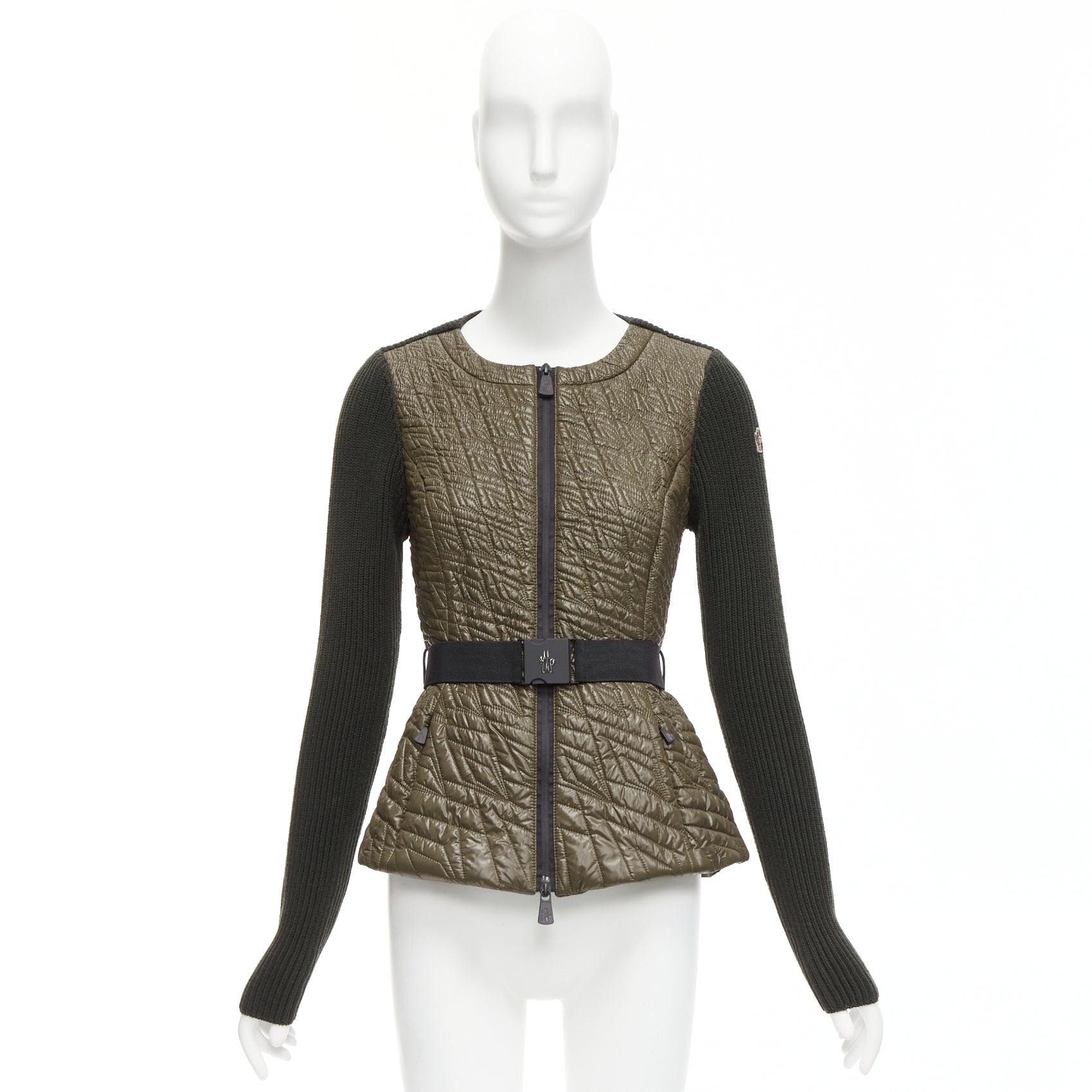 Moncler verde navy trapuntato con maniche a costine e cintura, giacca puffer aderente XS in vendita 5