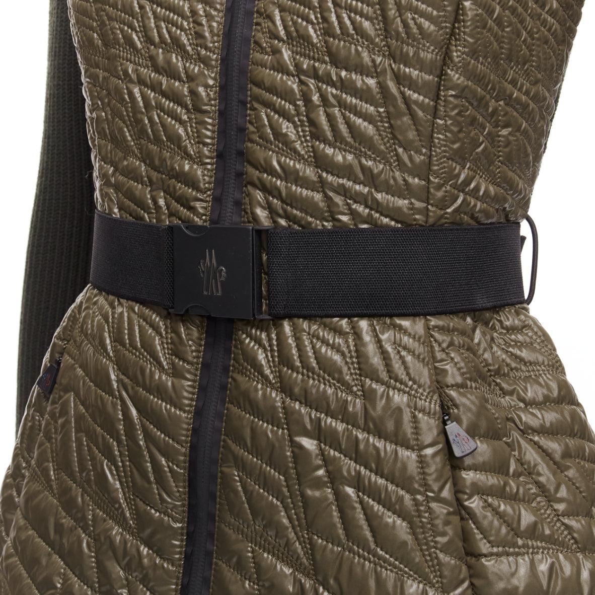 Moncler verde navy trapuntato con maniche a costine e cintura, giacca puffer aderente XS
Riferimento: AAWC/A01087
Marchio: Moncler
Materiale: Poliammide, misto
Colore: Verde, Nero
Modello: Tinta unita
Chiusura: zip
Fodera: Tessuto nero
Prodotto in:
