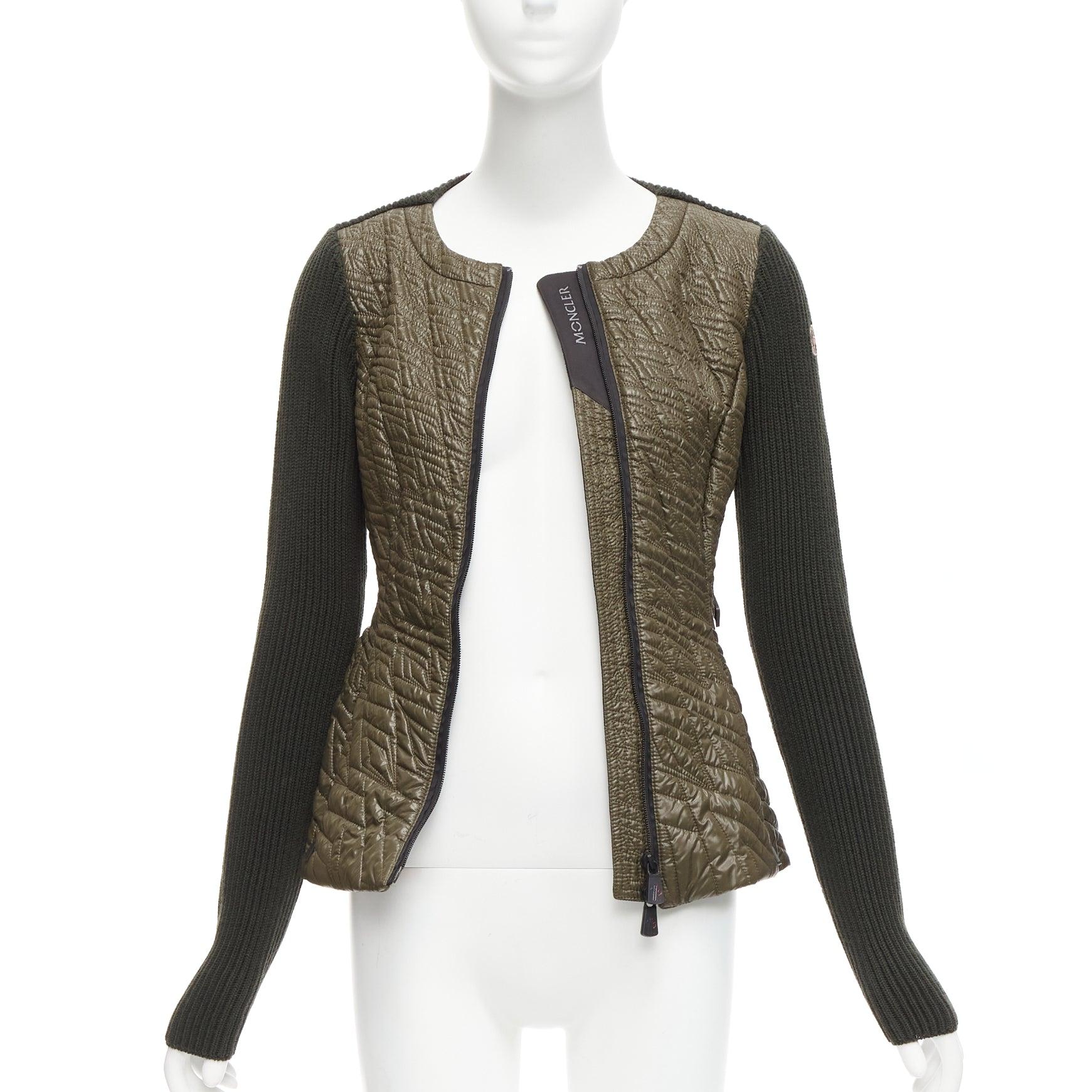 Nero Moncler verde navy trapuntato con maniche a costine e cintura, giacca puffer aderente XS in vendita