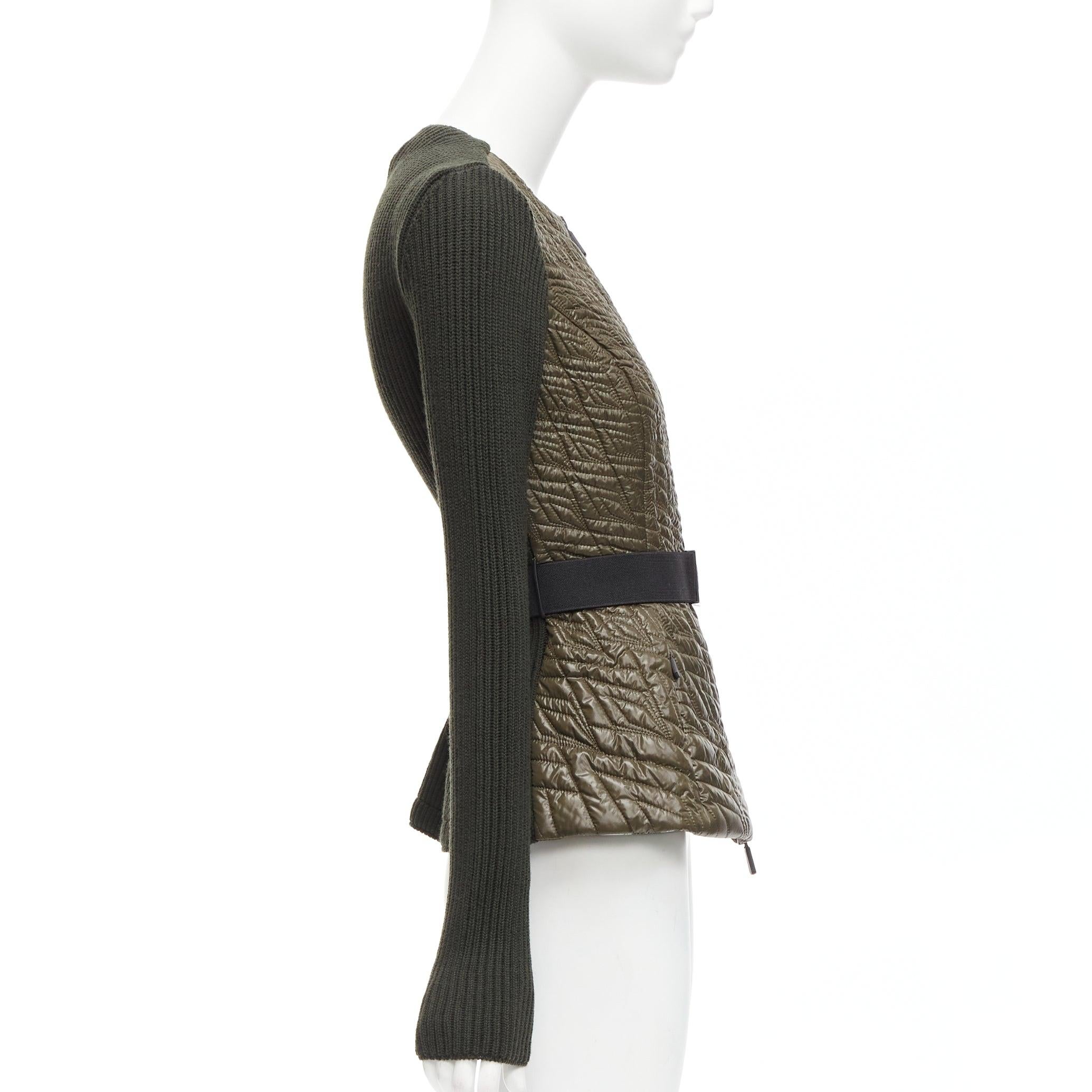 Donna Moncler verde navy trapuntato con maniche a costine e cintura, giacca puffer aderente XS in vendita