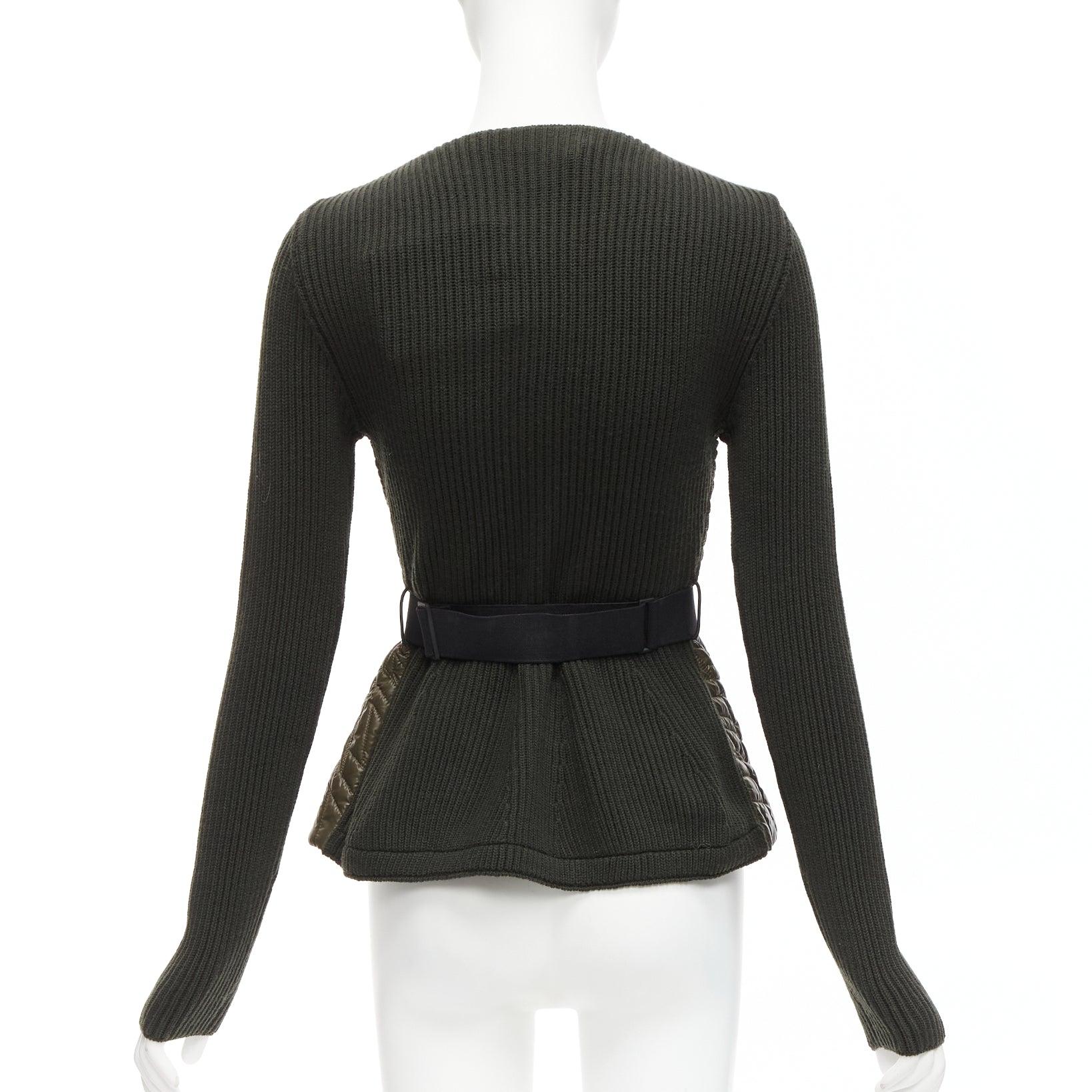 Moncler verde navy trapuntato con maniche a costine e cintura, giacca puffer aderente XS in vendita 1