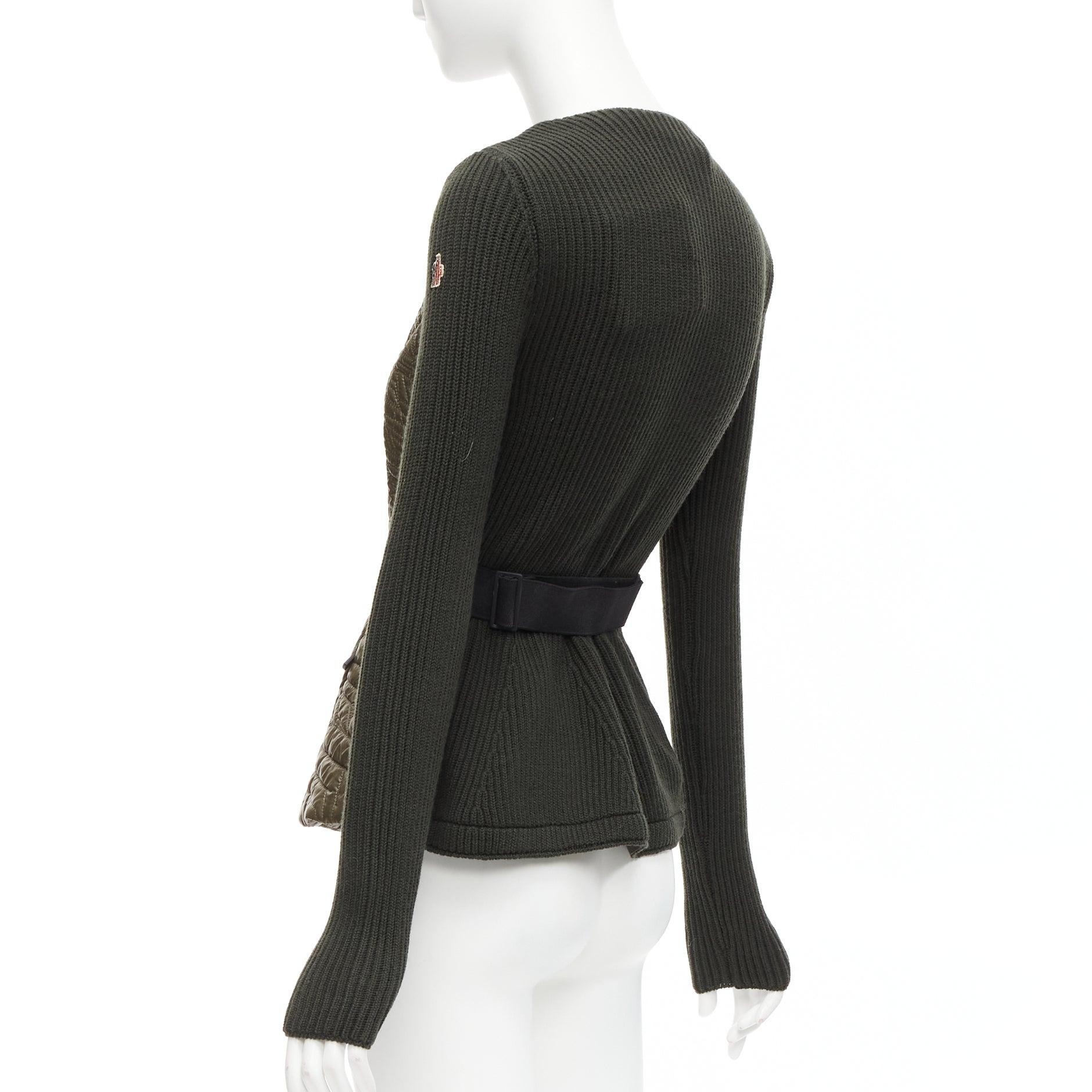 Moncler verde navy trapuntato con maniche a costine e cintura, giacca puffer aderente XS in vendita 2