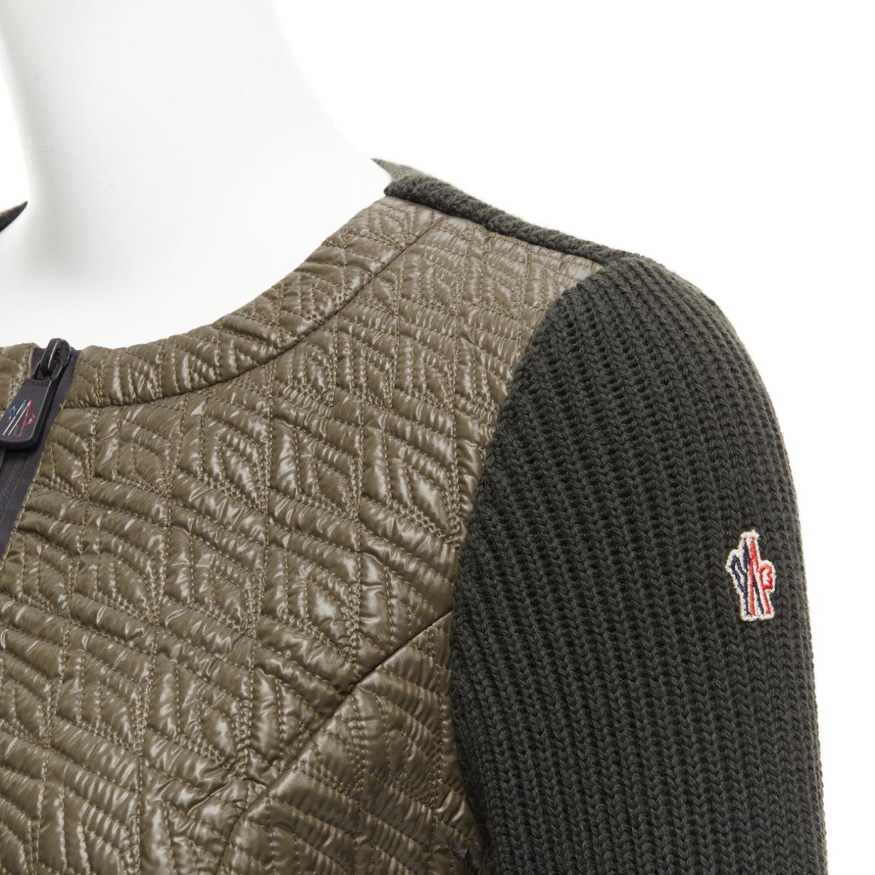 Moncler verde navy trapuntato con maniche a costine e cintura, giacca puffer aderente XS in vendita 3