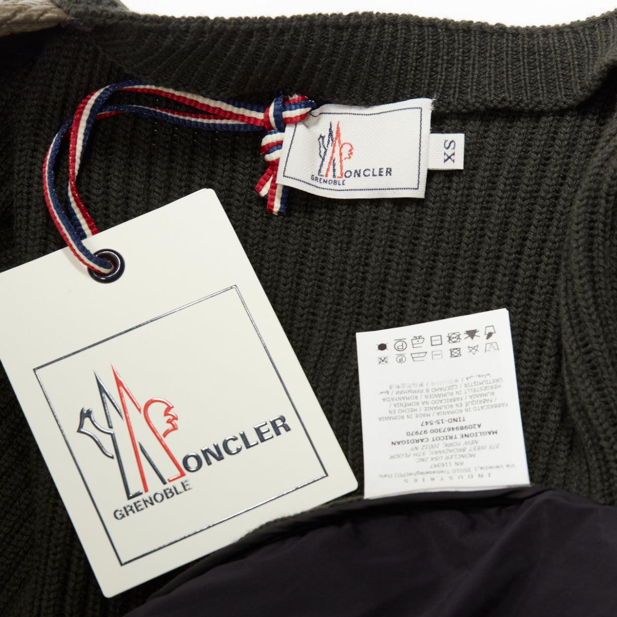 Moncler verde navy trapuntato con maniche a costine e cintura, giacca puffer aderente XS in vendita 4