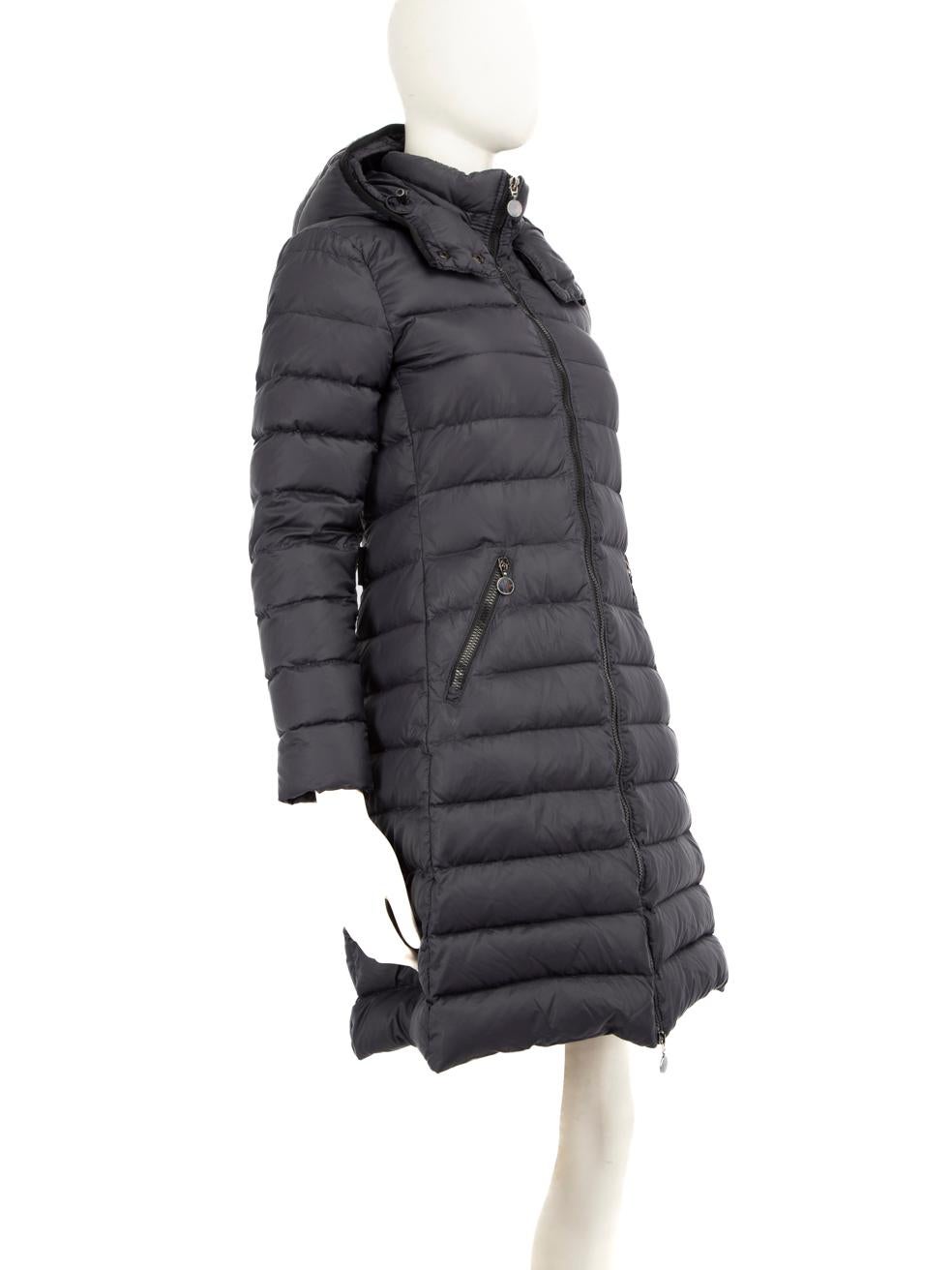 CONDITION is Very good. Minimal wear to coat is evident. Minimal wear to all zipper tabs with peeling of paint and tarnishing on this used Moncler designer resale item.
 
 
 
 Details
 
 
 Navy
 
 Synthetic
 
 Long puffer coat
 
 Long sleeves
 
