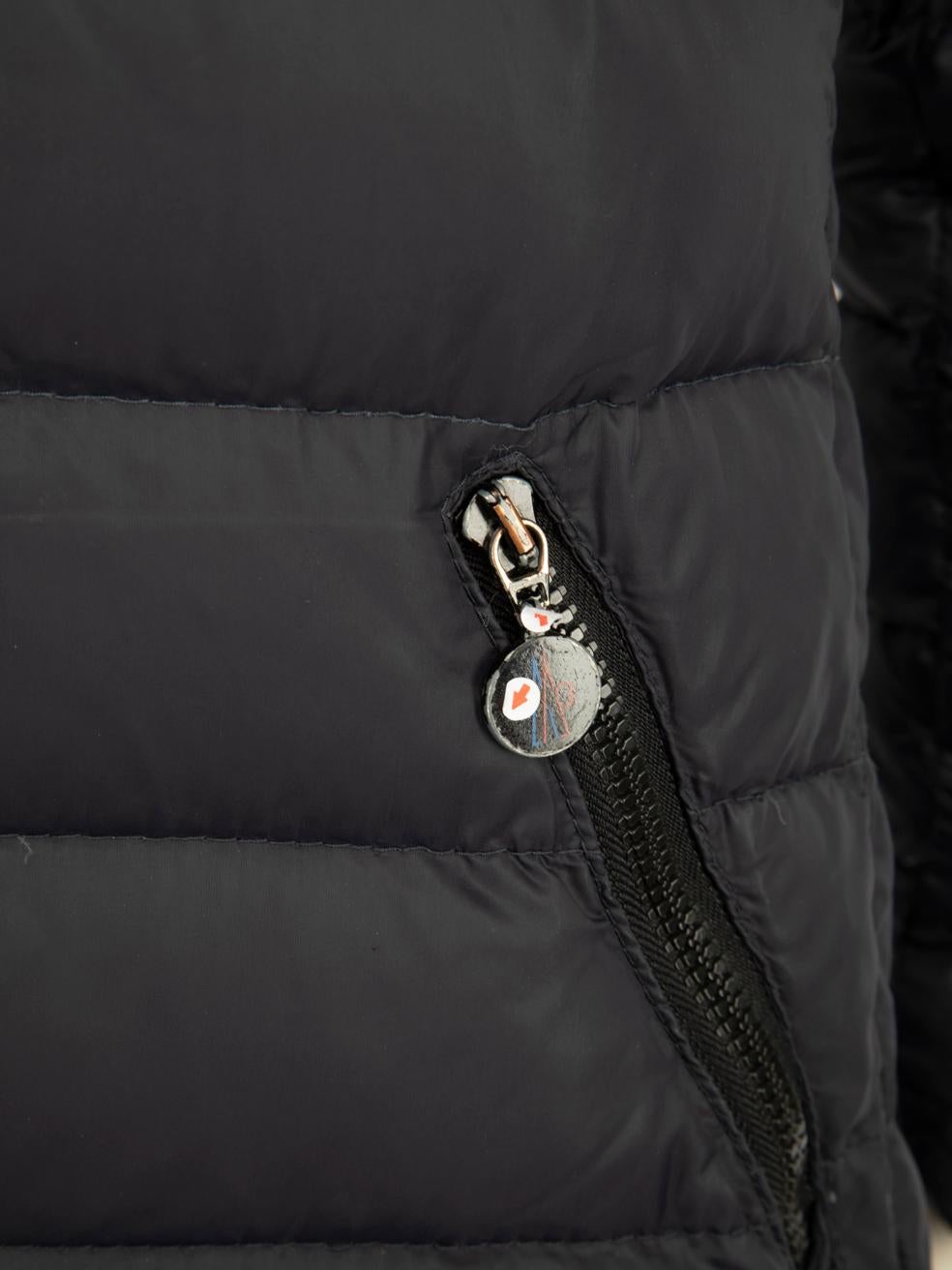 Moncler Manteau long à capuche détachable bleu marine, taille M en vente 4