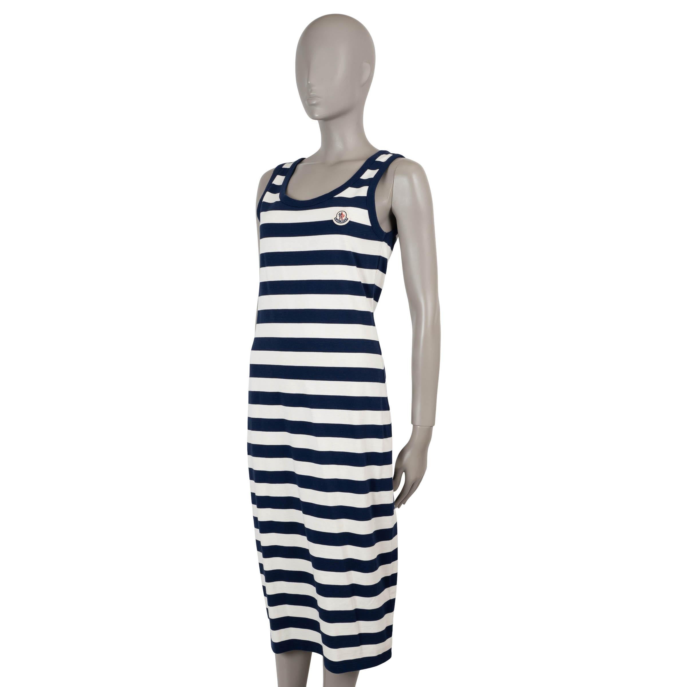 Cette robe Moncler 100% authentique en jersey de coton rayé bleu marine et blanc (100%) incarne le chic de la Riviera sans effort. Sans manches, avec une silhouette ajustée et une longueur midi flatteuse, il est doté d'une encolure dégagée et d'un