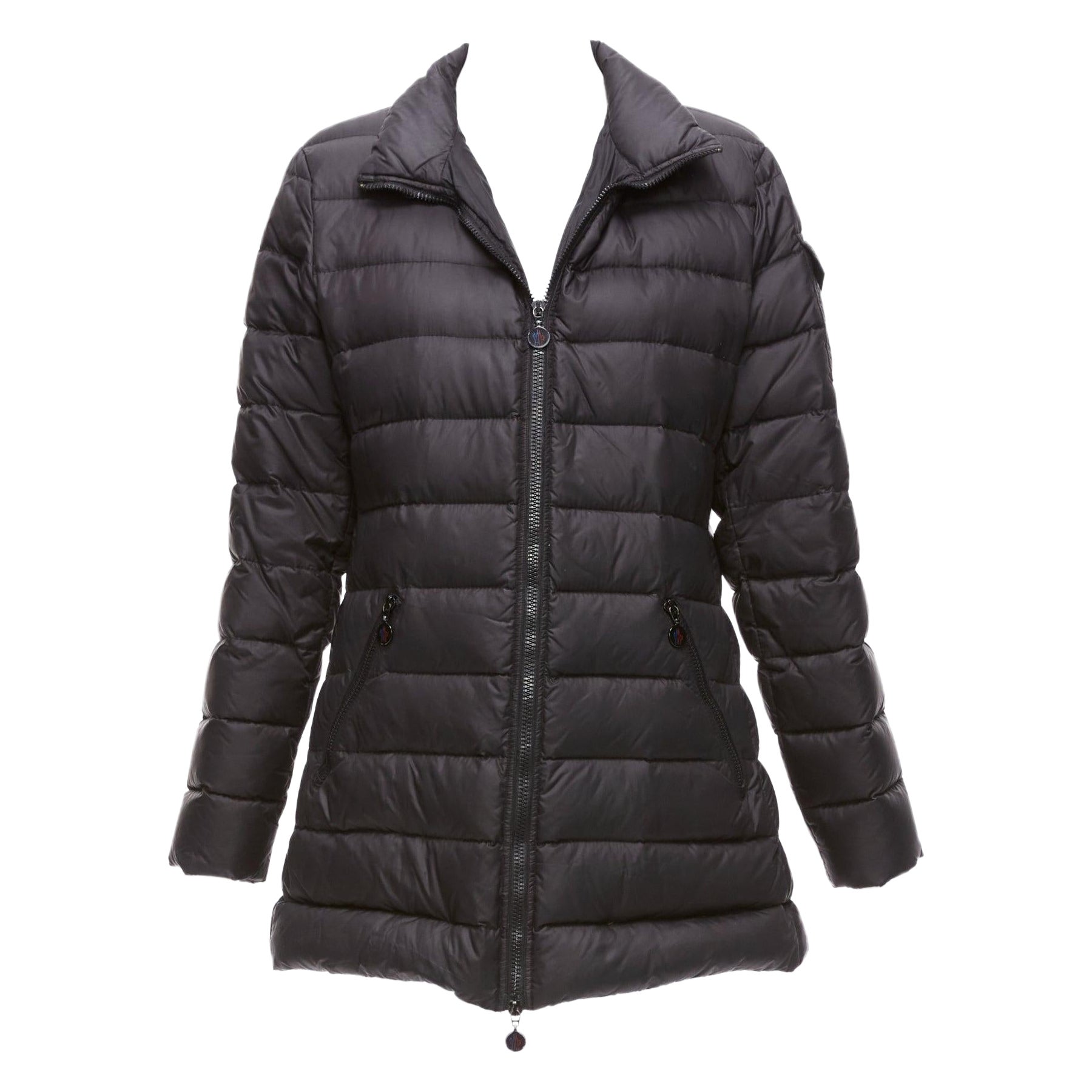 Moncler Norme Afnor nero trapuntato con zip davanti al cappotto A line Sz3 L.