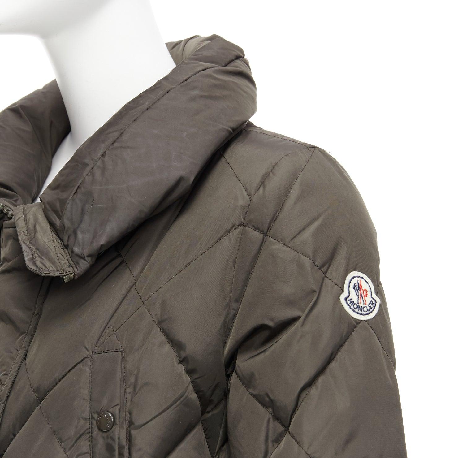MONCLER Norme Afnor khaki quilted virgin wool blend frill hem coat Sz1 M
Reference: NILI/A00012
Brand: Moncler
Collection: Norme Afnor
Material: Polyamide, Virgin Wool, Blend
Color: Khaki, Brown
Pattern: Solid
Closure: Zip
Lining: Khaki Fabric
Made