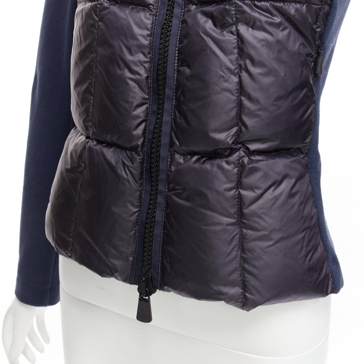 MONCLER Norme Afnor navy directional stitch by Stitch by Stitch, veste ajustée rembourrée en duvet d'oie en vente 3