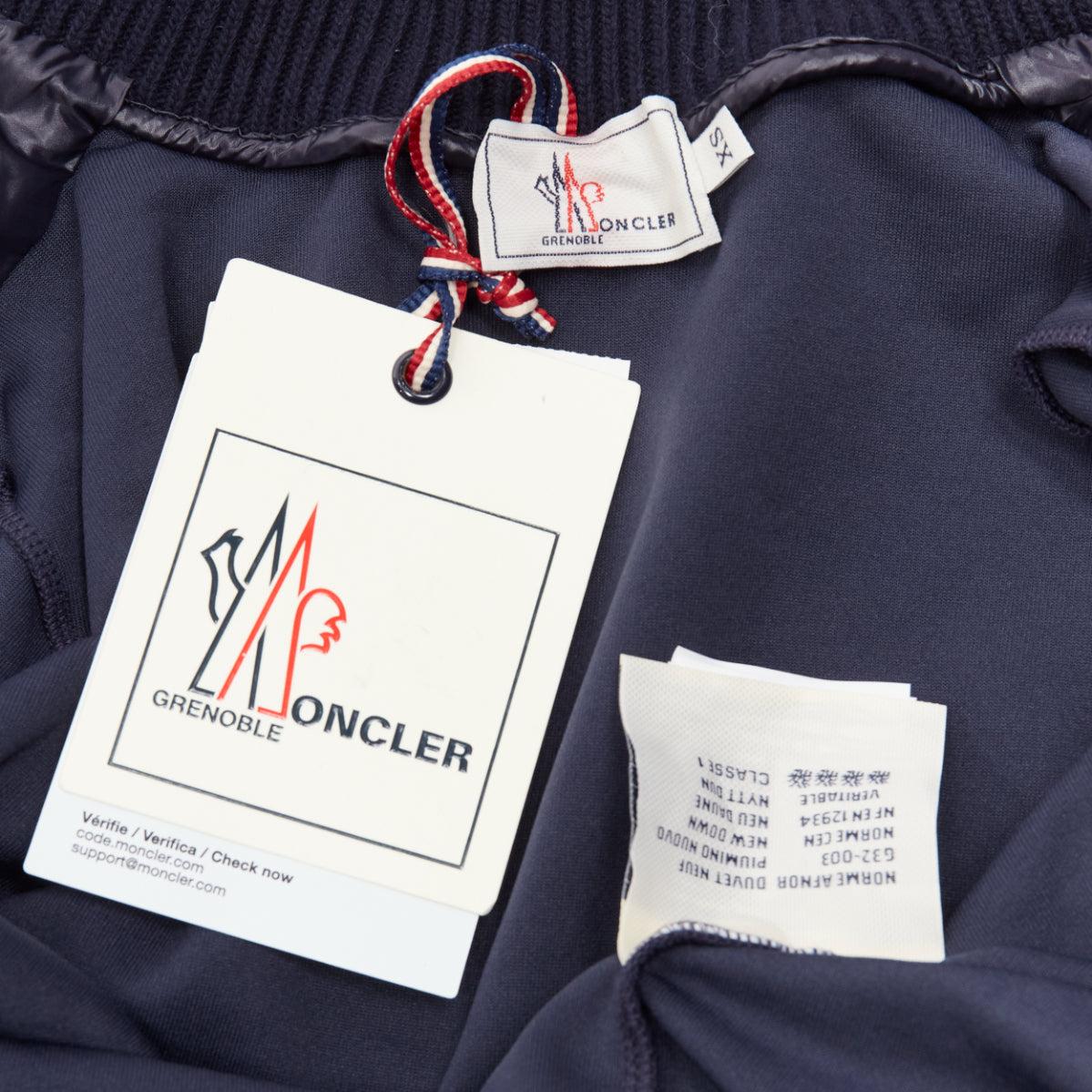 MONCLER Norme Afnor navy directional stitch by Stitch by Stitch, veste ajustée rembourrée en duvet d'oie en vente 4