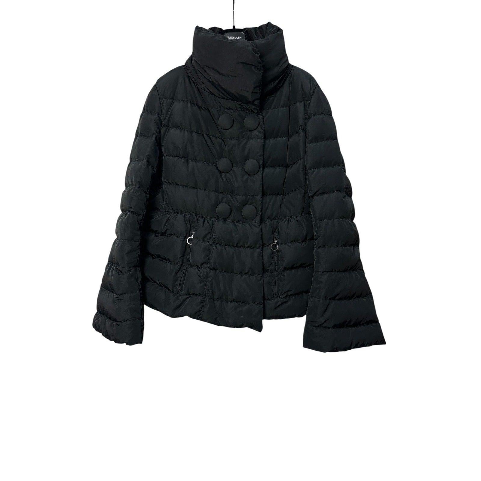 Eleva la tua collezione di capispalla con questo piumino imbottito di Moncler, elegante e funzionale. Questa giacca puffer nera minimalista offre calore ed eleganza per i mesi più freddi.
Caratterizzata da una silhouette asimmetrica, bottoni