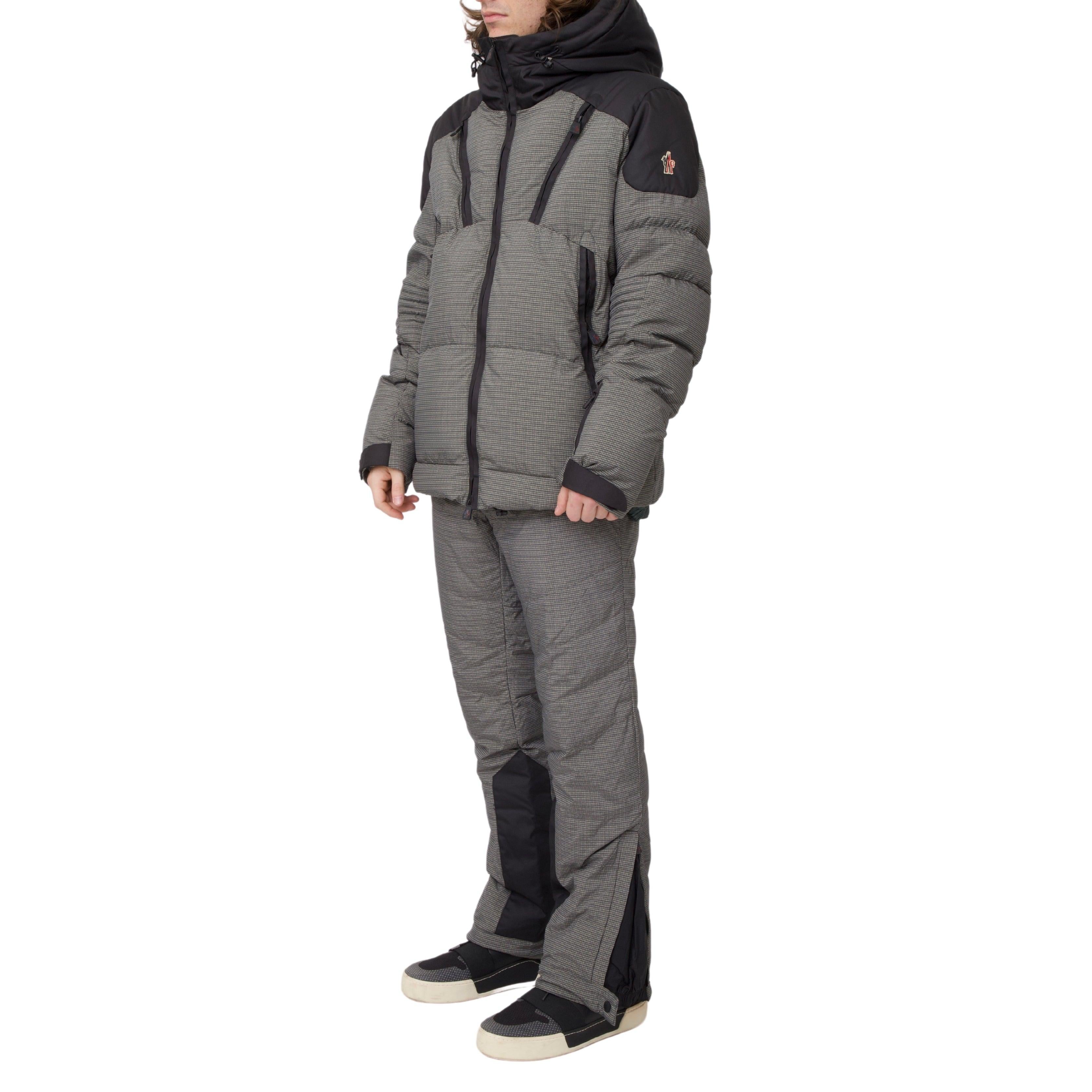 Progettata per lo sci, la giacca da sci Moncler Padded è realizzata con una finitura resistente all'acqua per mantenerti asciutto sulle piste. Le caratteristiche includono un gonnellino per la polvere e una felpa con cappuccio a strati per tenere
