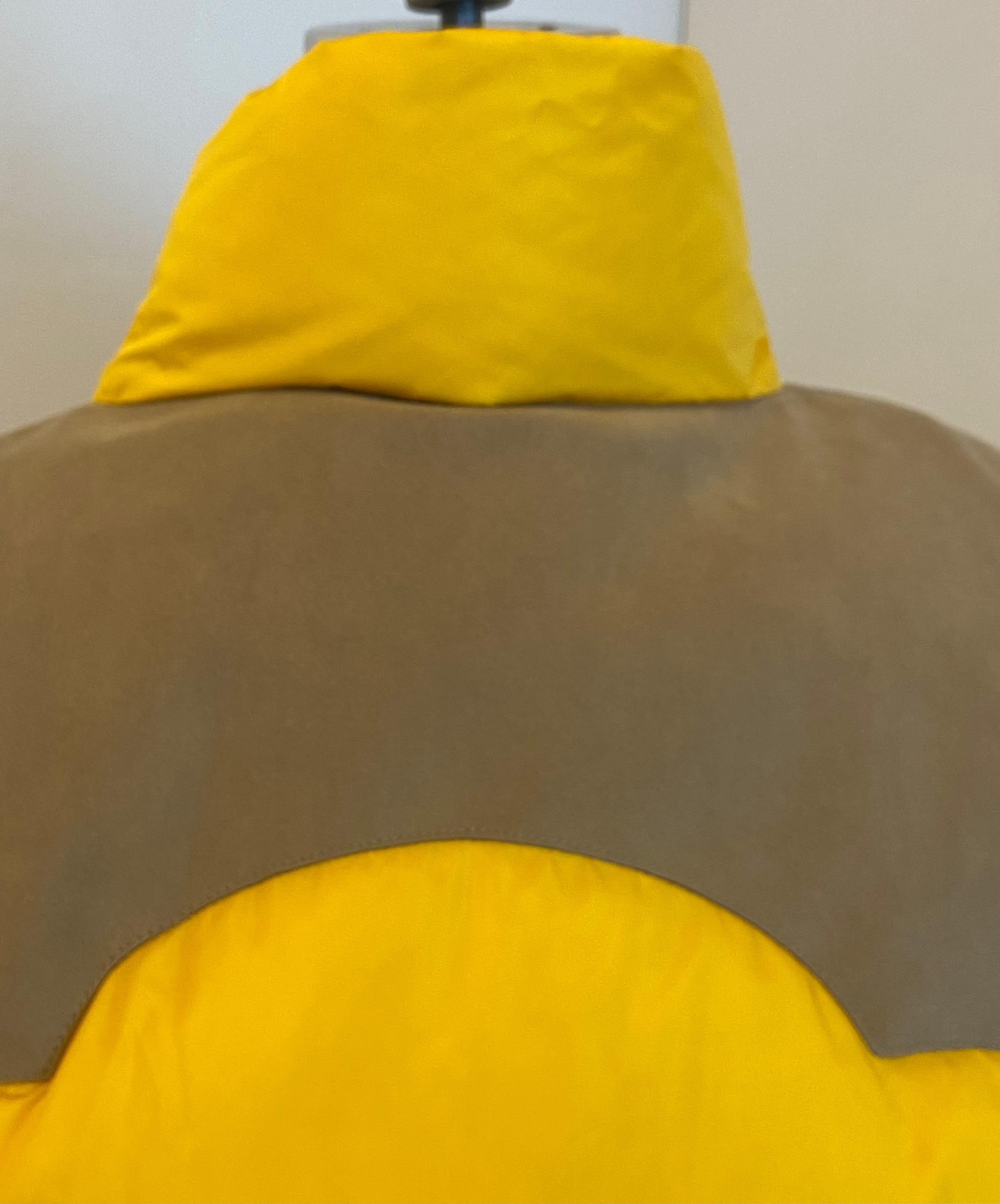 Moncler - Veste jaune et brun clair à col montant et fermeture éclair « Palam Angels » en vente 4