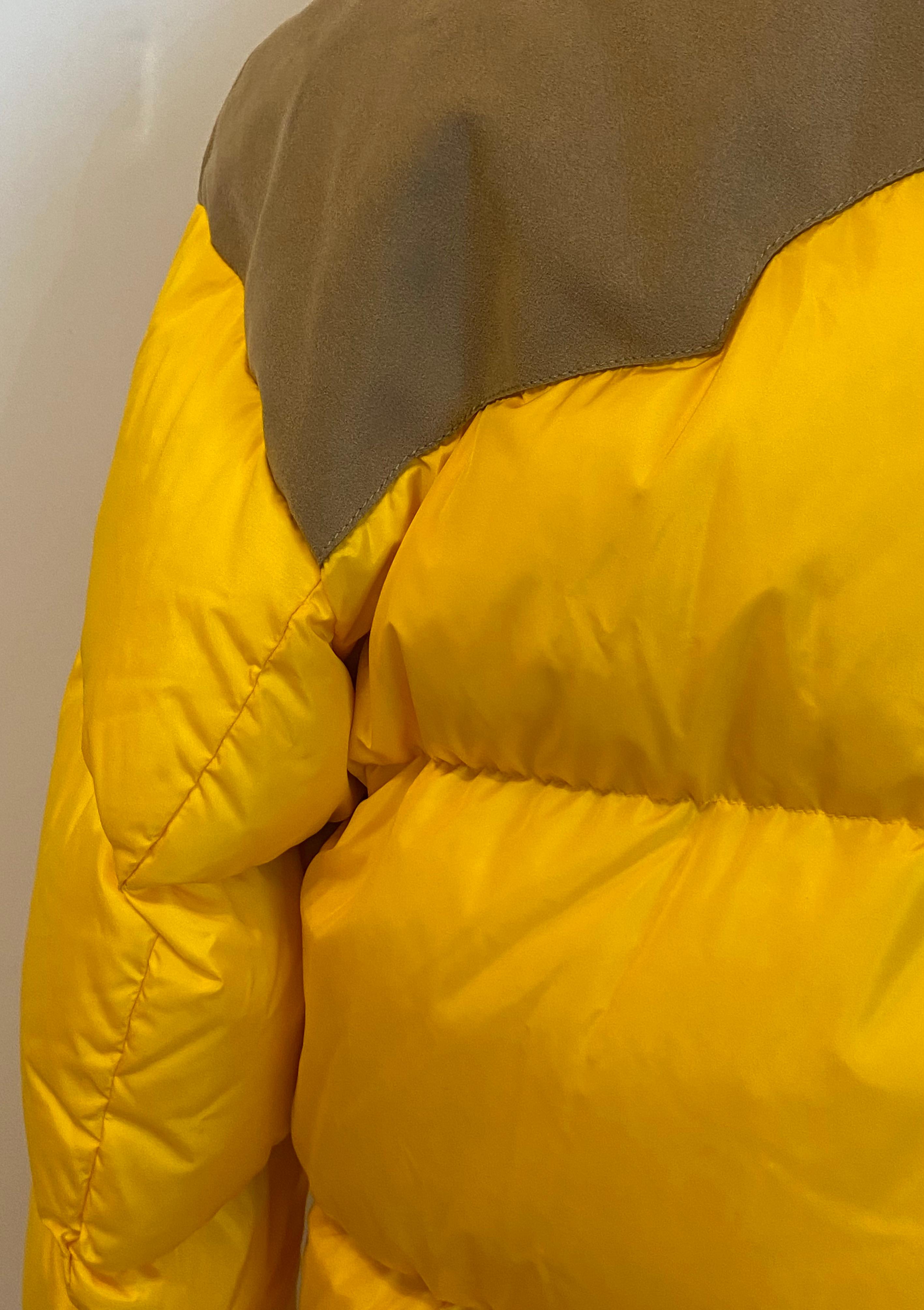 Moncler - Veste jaune et brun clair à col montant et fermeture éclair « Palam Angels » en vente 5