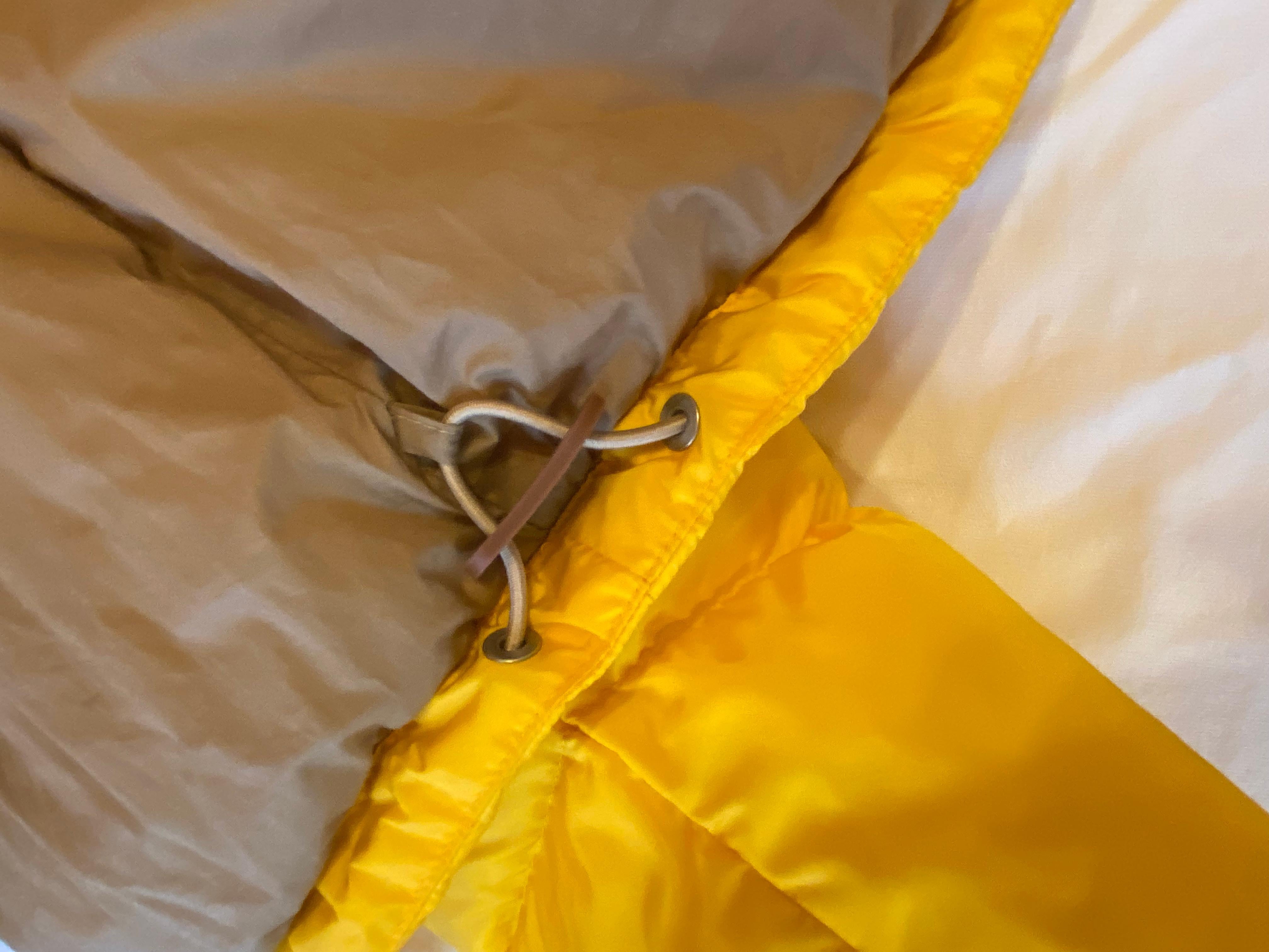 Moncler - Veste jaune et brun clair à col montant et fermeture éclair « Palam Angels » en vente 9