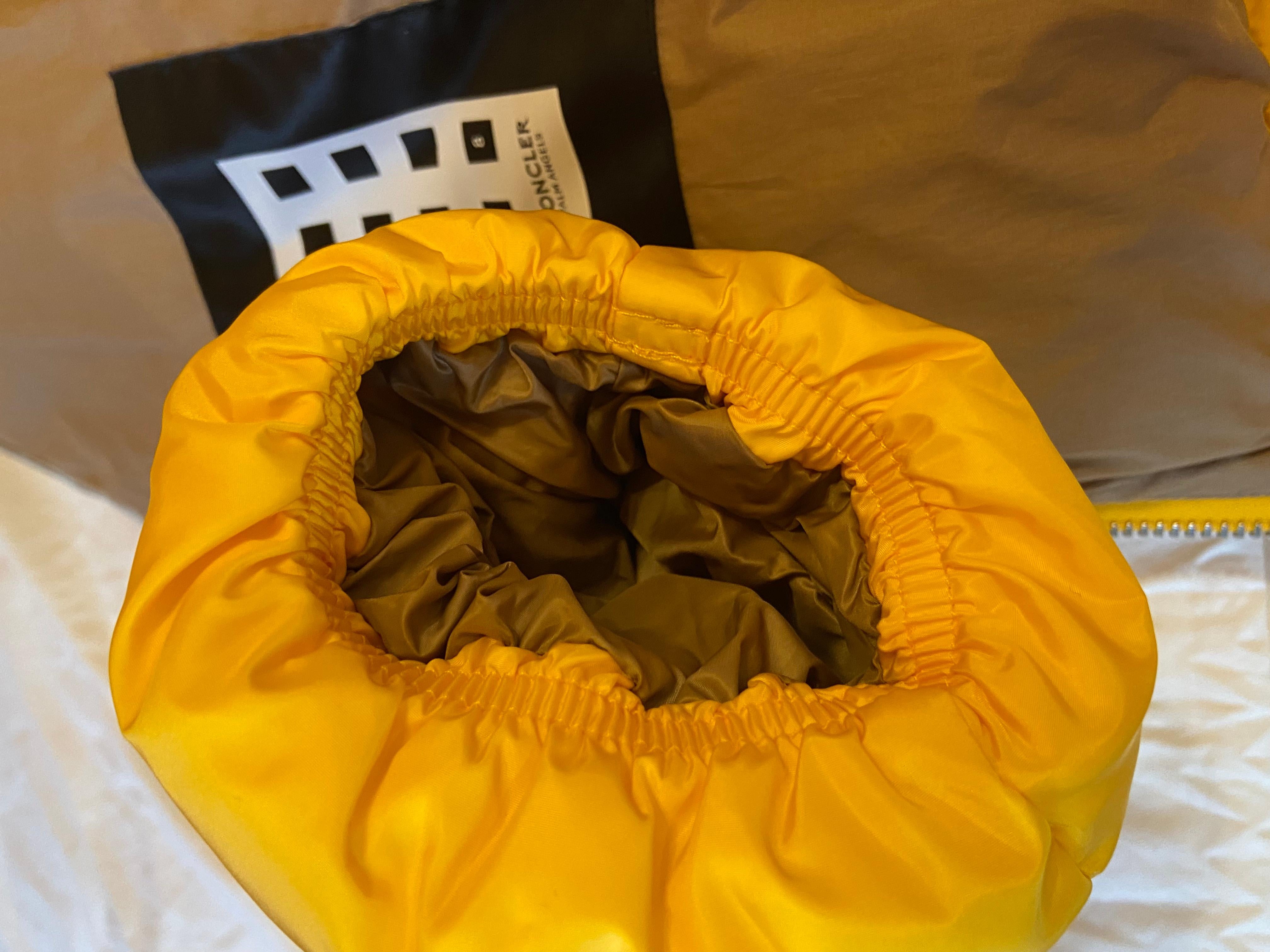 Moncler - Veste jaune et brun clair à col montant et fermeture éclair « Palam Angels » en vente 11