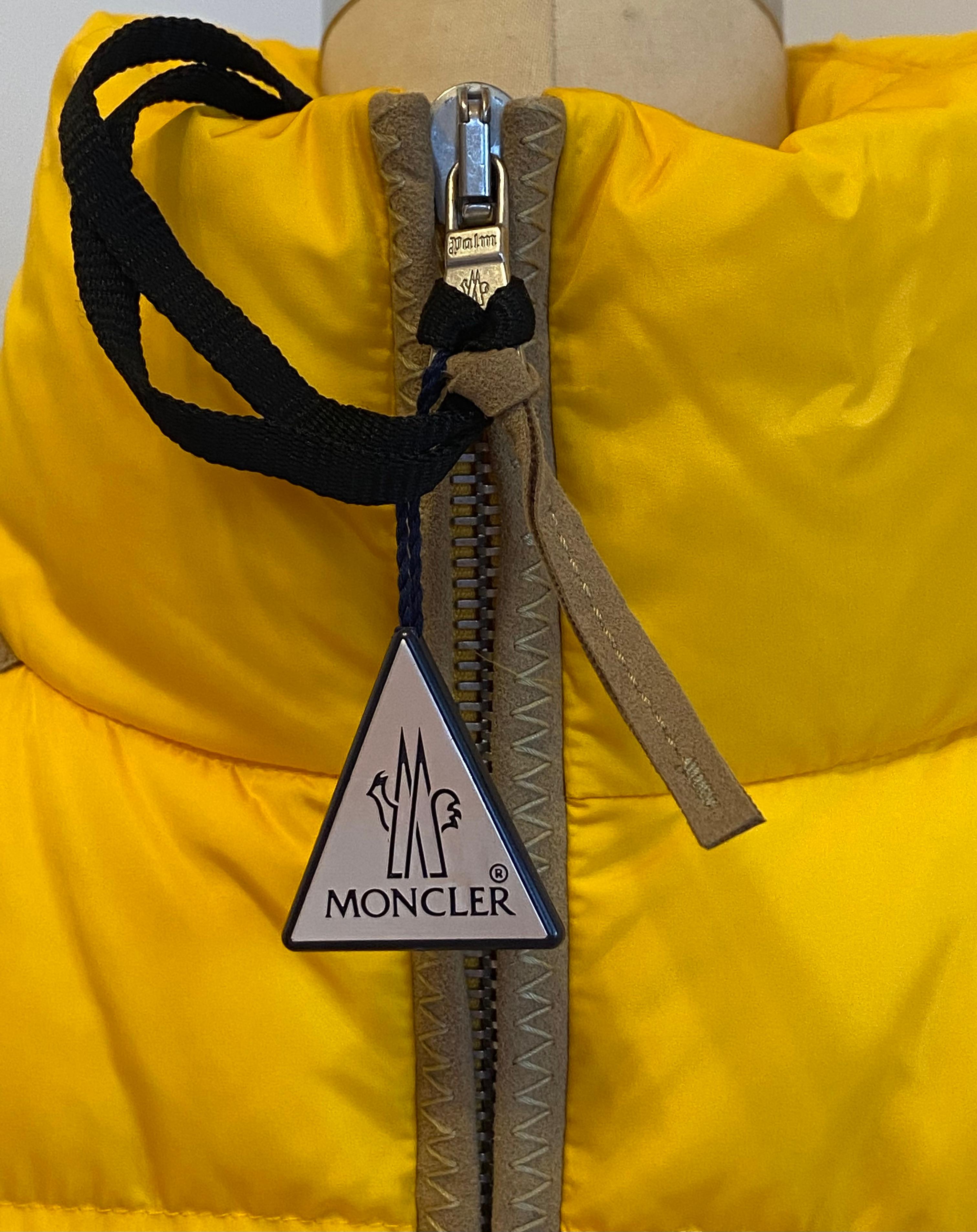 Moncler - Veste jaune et brun clair à col montant et fermeture éclair « Palam Angels » en vente 1
