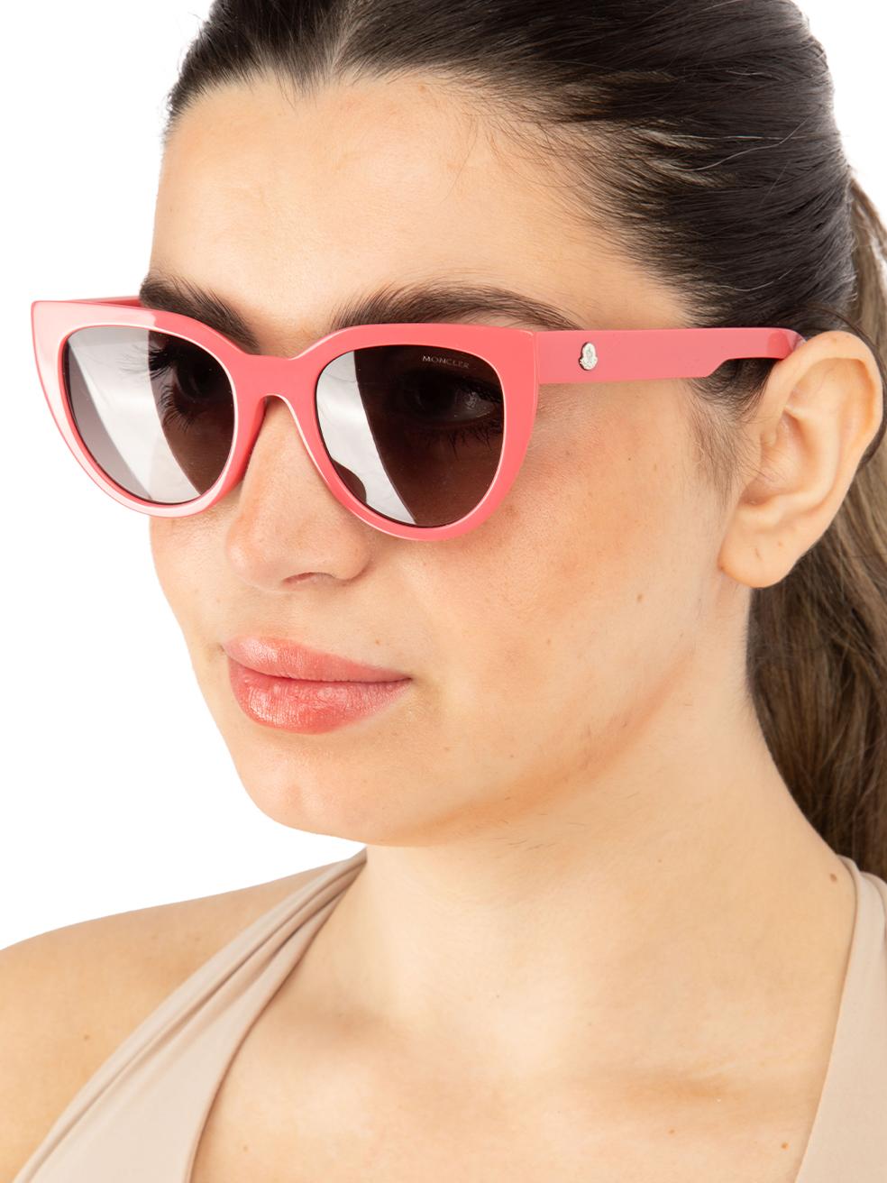 CONDITION is New with tags on this brand new Monclerdesigner item. This item comes with original packaging. Please note cases may differ from the picture.
 
 
 
 Details
 
 
 Model: ML0076 72B
 
 Pink
 
 Acetate
 
 Cat Eye Sunglasses
 
 Gradient