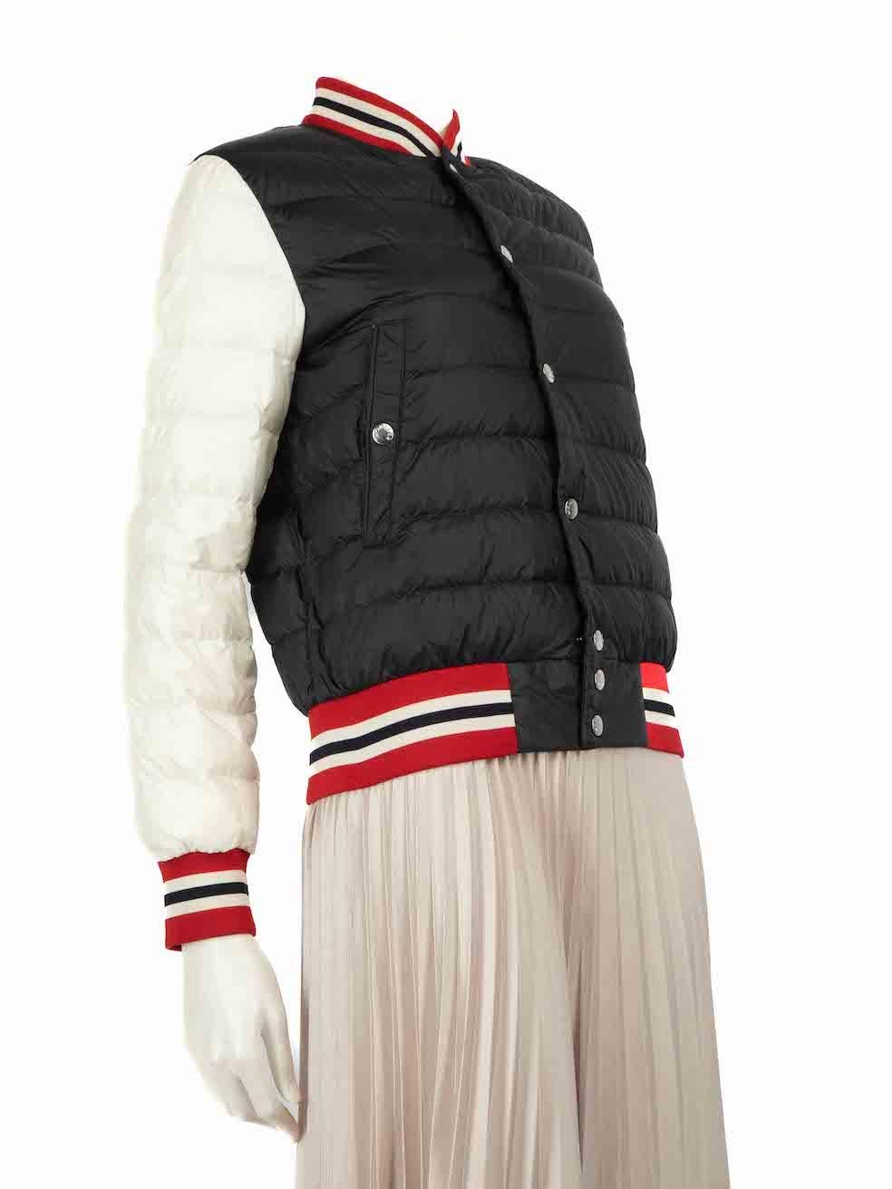 CONDIT ist sehr gut. Der Schutzumschlag weist minimale Gebrauchsspuren auf. Minimale Verfärbung auf beiden Ärmeln auf dieser gebrauchten Moncler Designer Wiederverkauf Artikel. Bitte beachten Sie, dass es sich bei der Originalgröße um eine