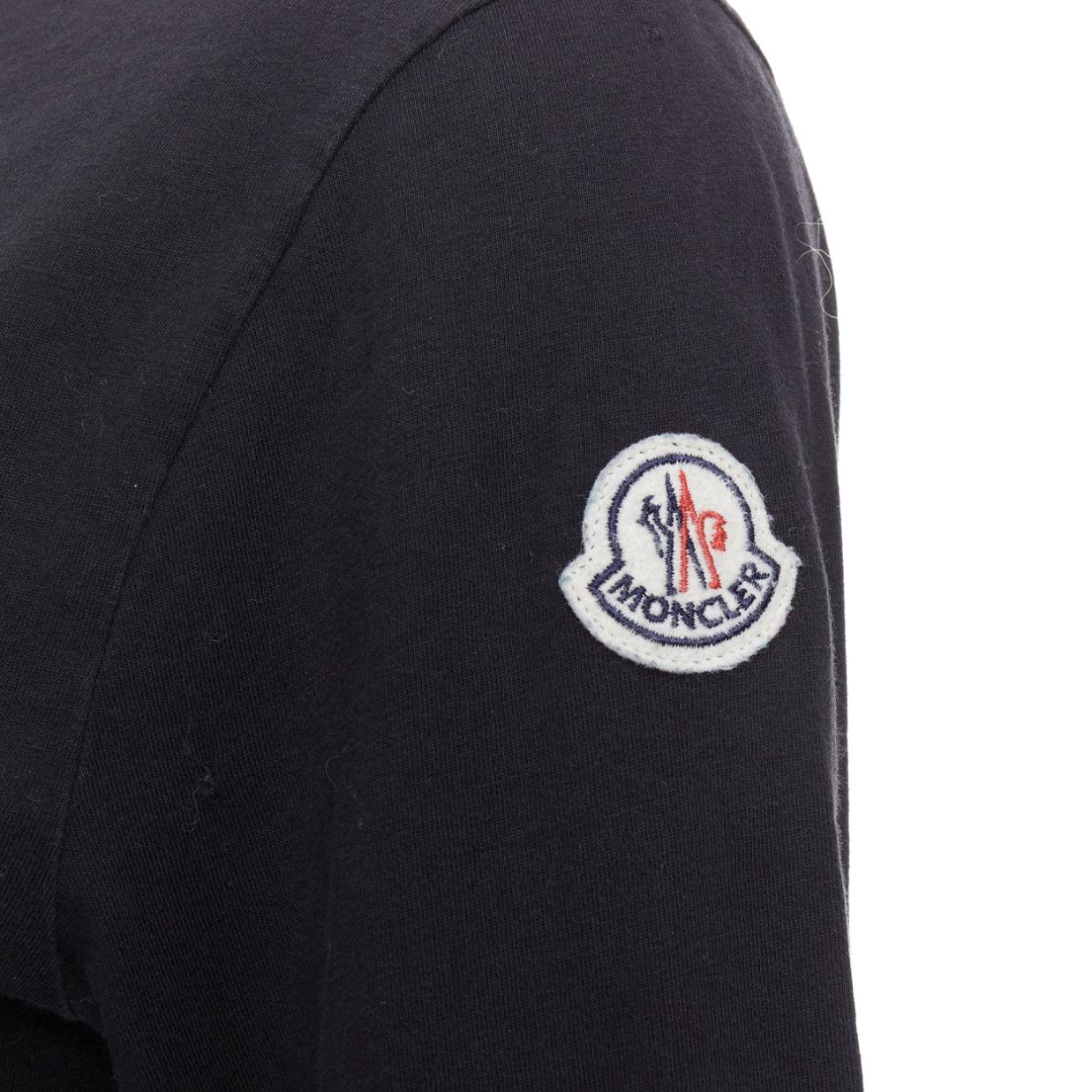 Moncler red grey painted graphic black logo long sleeve tshirt
Référence : NILI/A00096
Marque : Moncler
MATERIAL : Semblable à du coton
Couleur : noir, rouge
Motif : Abstrait
Fermeture : Pull-over
Détails supplémentaires : Logo sur le bras