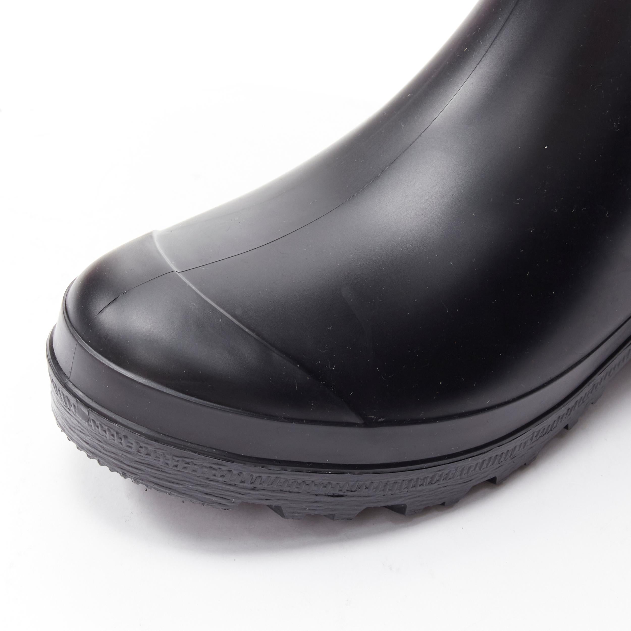 MONCLER Runway red black plaid check black rubber wellington rain boots EU39 In Excellent Condition In Hong Kong, NT