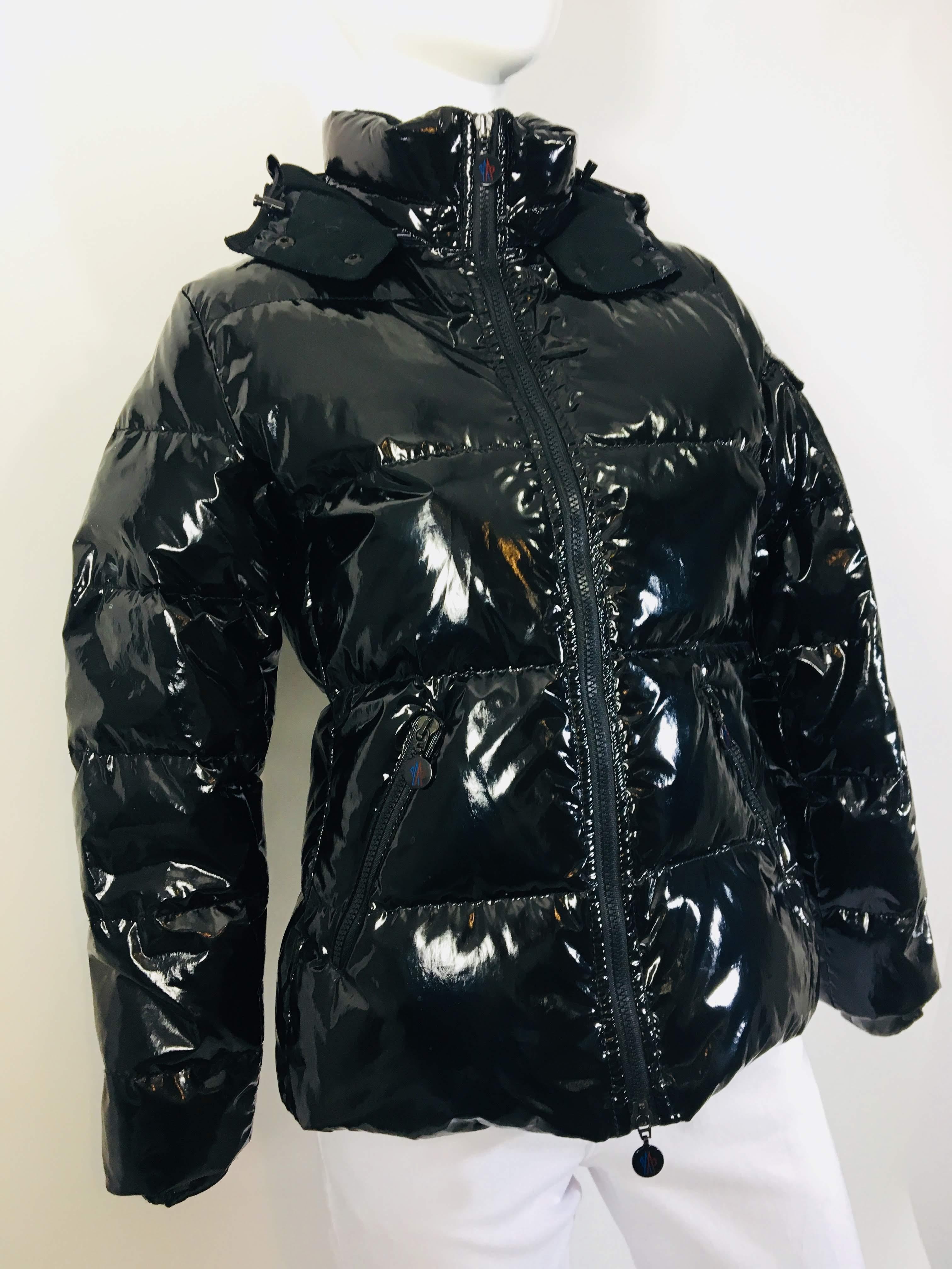 Moncler Shiny Puffer Jacket in Black Cotton & Polyester
Hooded
Two-Way Zip
Sleeve Velcro Pocket with Moncler Logo Patch
Two Zippered Pockets at Waist
Moncler size 1