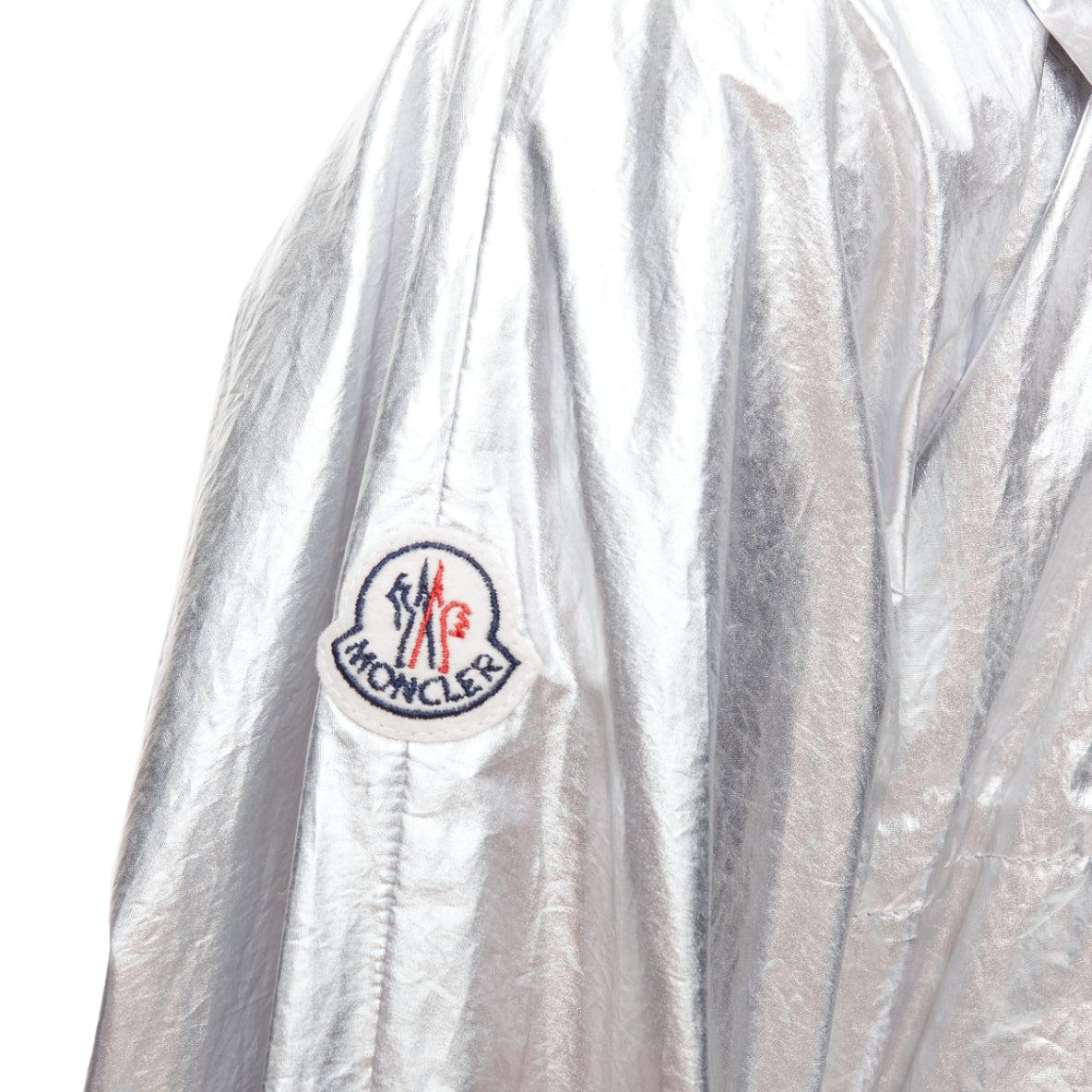 MONCLER silver coated cotton ruched waist hooded windbreaker Sz2
Reference: NKLL/A00342
Brand: Moncler
Material: Cotton
Color: Silver, Cream
Pattern: Solid
Closure: Zip
Lining: Cream Mesh
Extra Details: Moncler's jacket is punctuated by its metallic