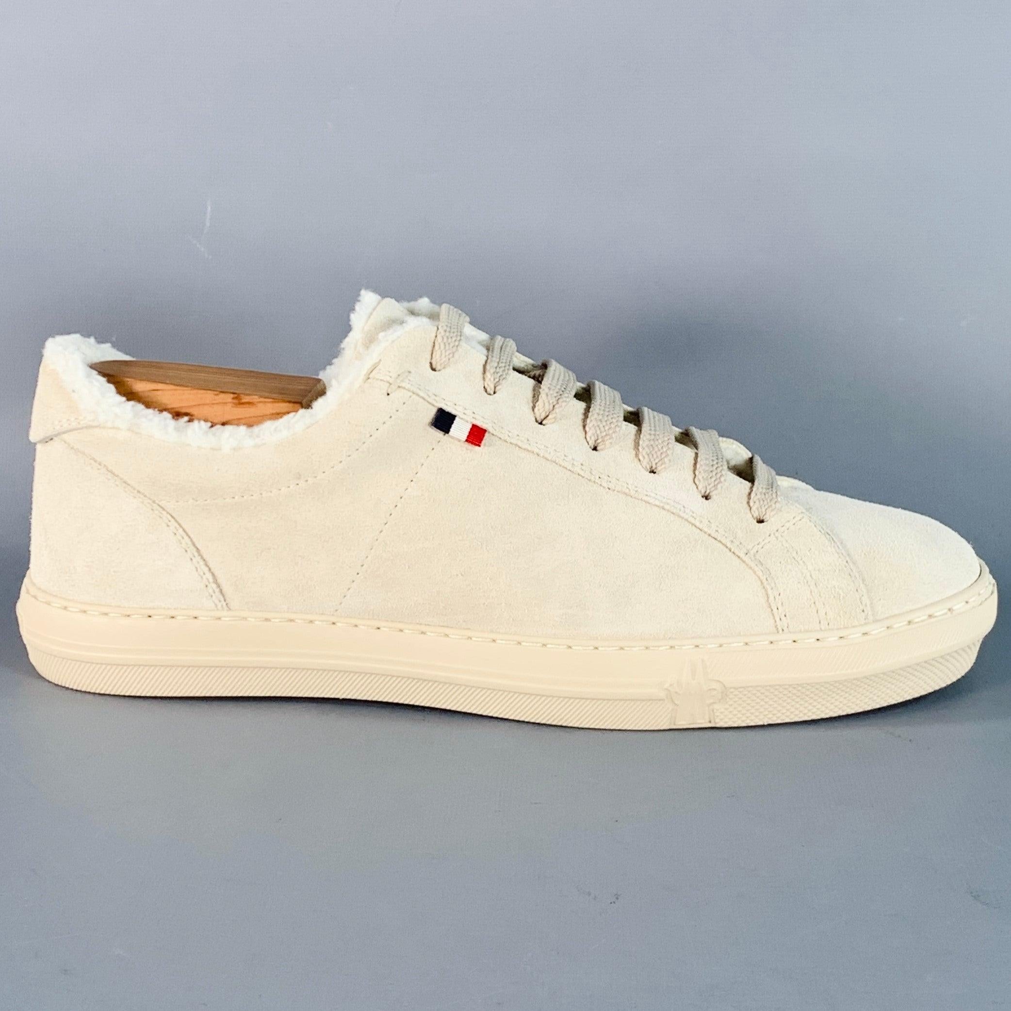 Scarpe da ginnastica Moncler
in pelle scamosciata beige pietra con fodera in shearling, stile low top e chiusura con lacci. Gli alberi delle scarpe non sono inclusi. Made in Italy. Eccellente condizione di usato.  

Contrassegnato:   IT 42Suola: